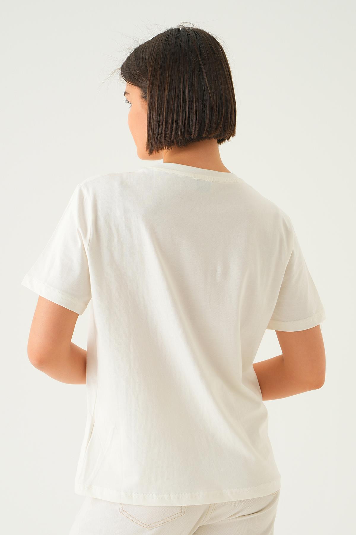 1007 Kuş Nakış Detay Tişört Beyaz - 4