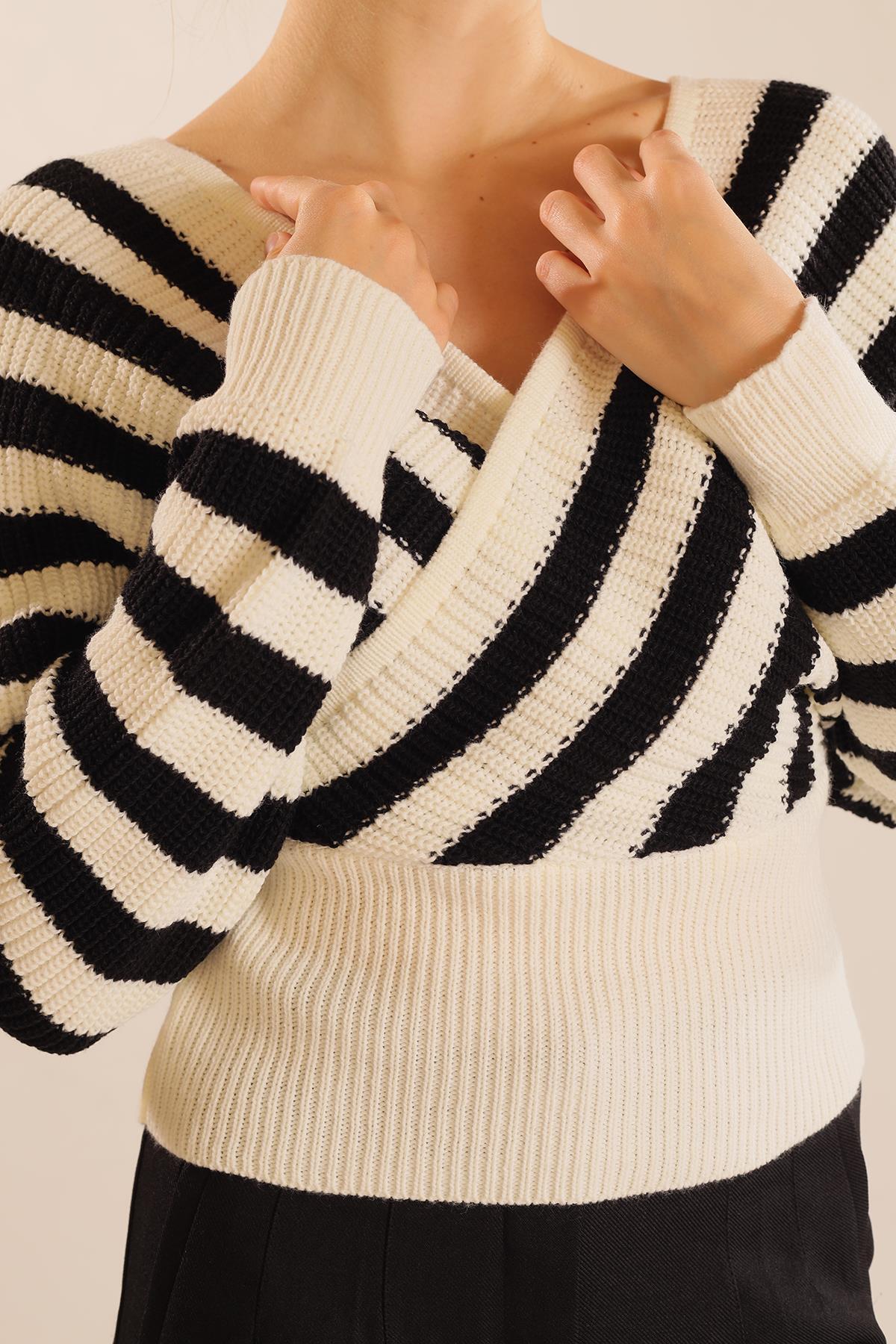 11005 Kruvaze Yaka Çizgili Kazak Ekru-Siyah - 5