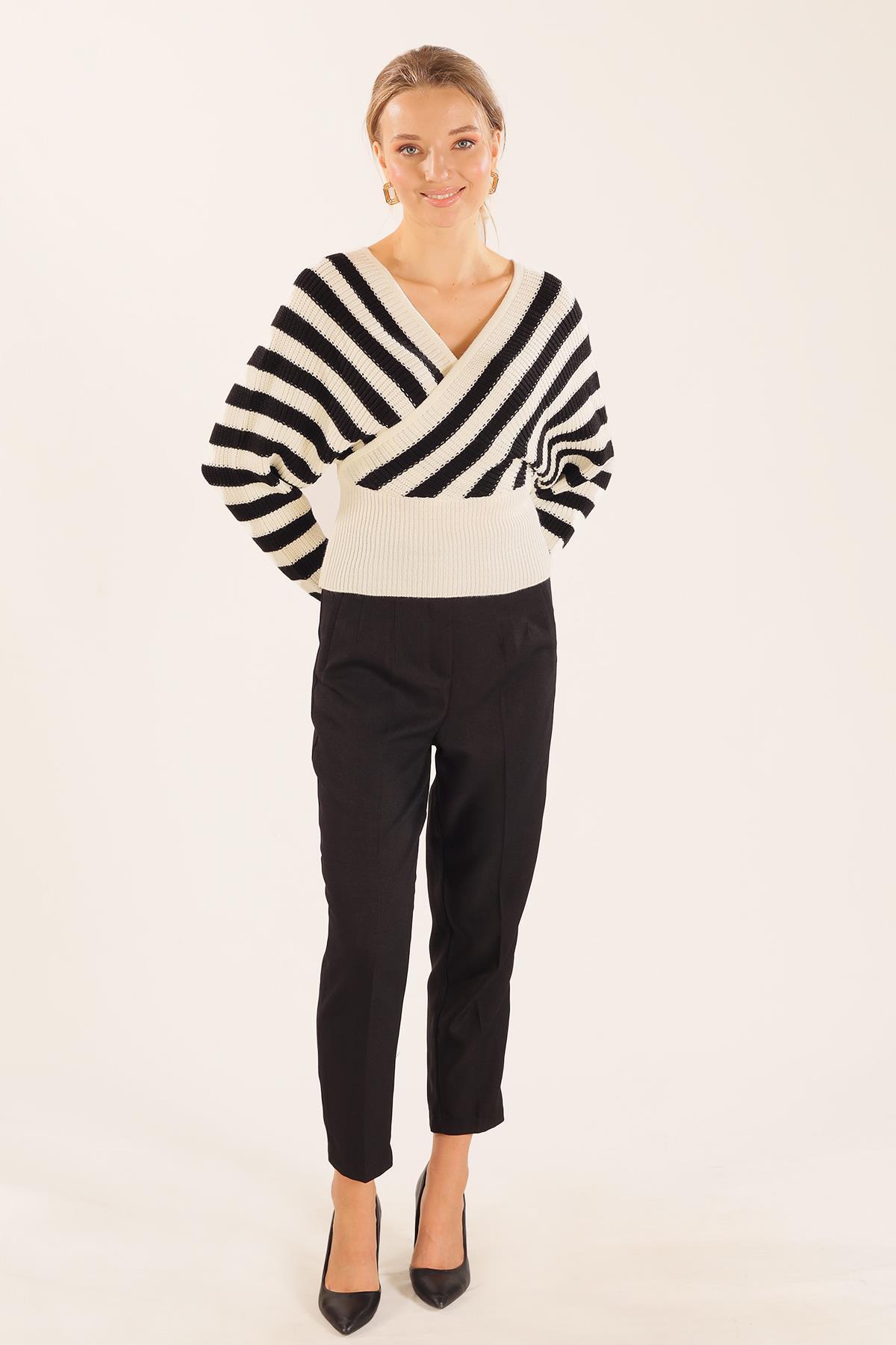 Ekru-Siyah Kruvaze Yaka Çizgili Kazak 11005 - 2