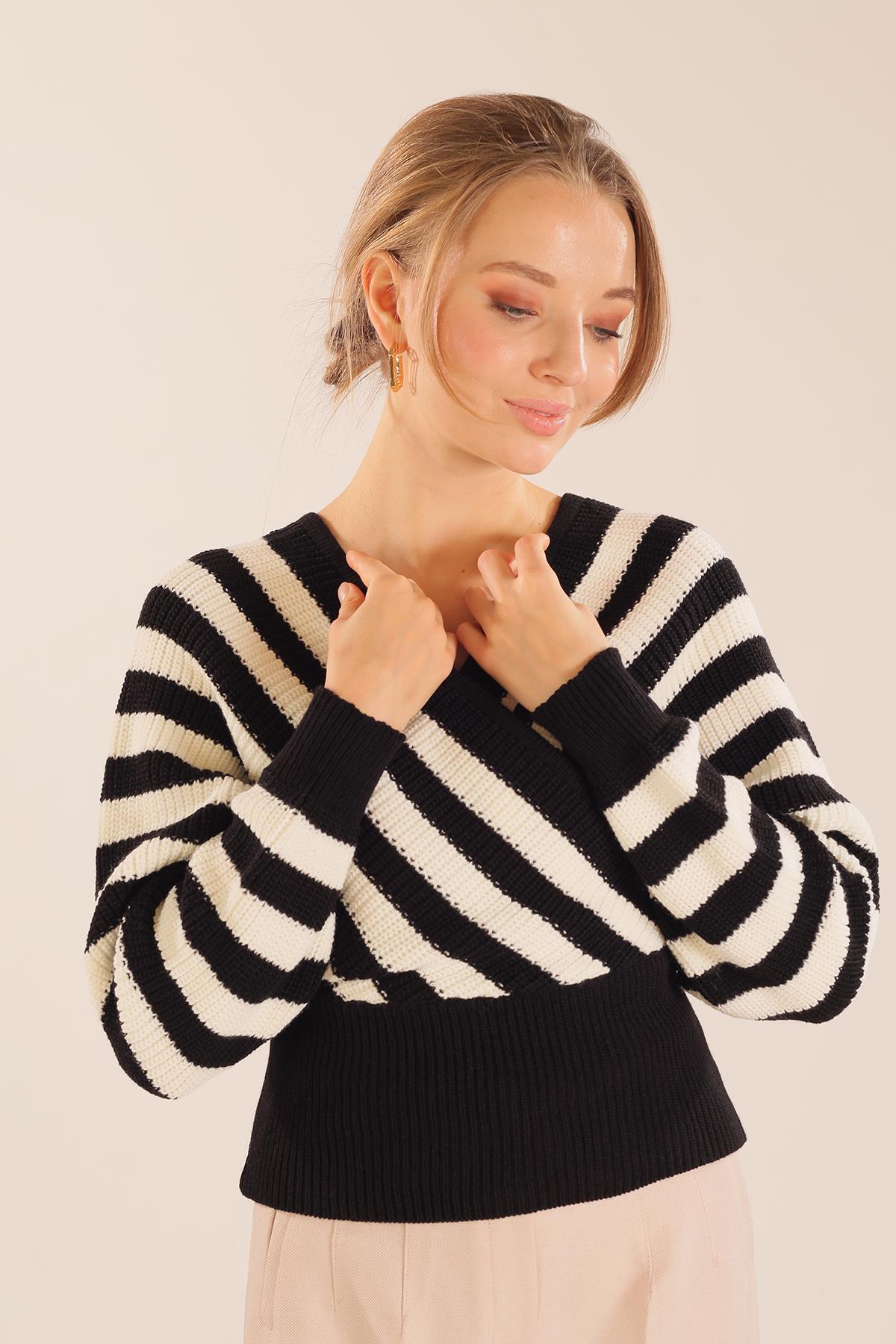 Siyah-Ekru Kruvaze Yaka Çizgili Kazak 11005 