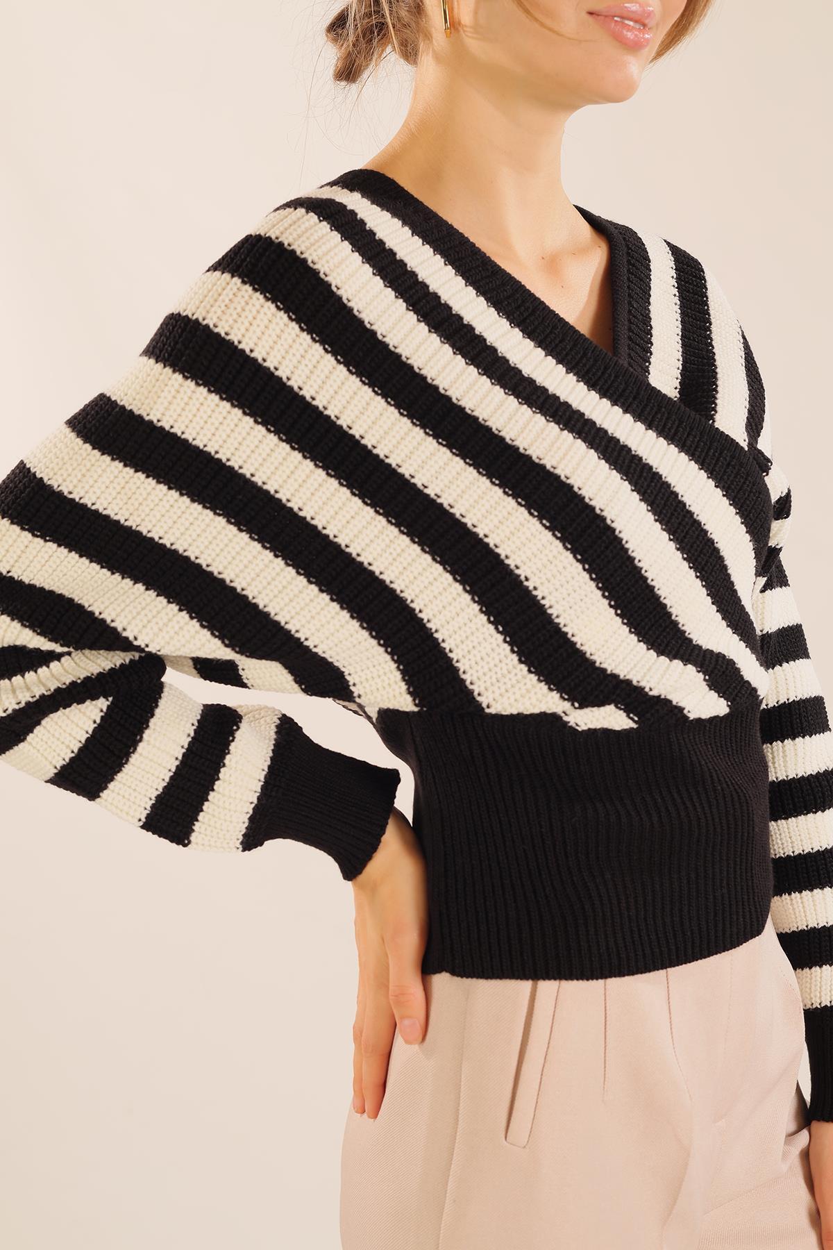 Siyah-Ekru Kruvaze Yaka Çizgili Kazak 11005 - 5