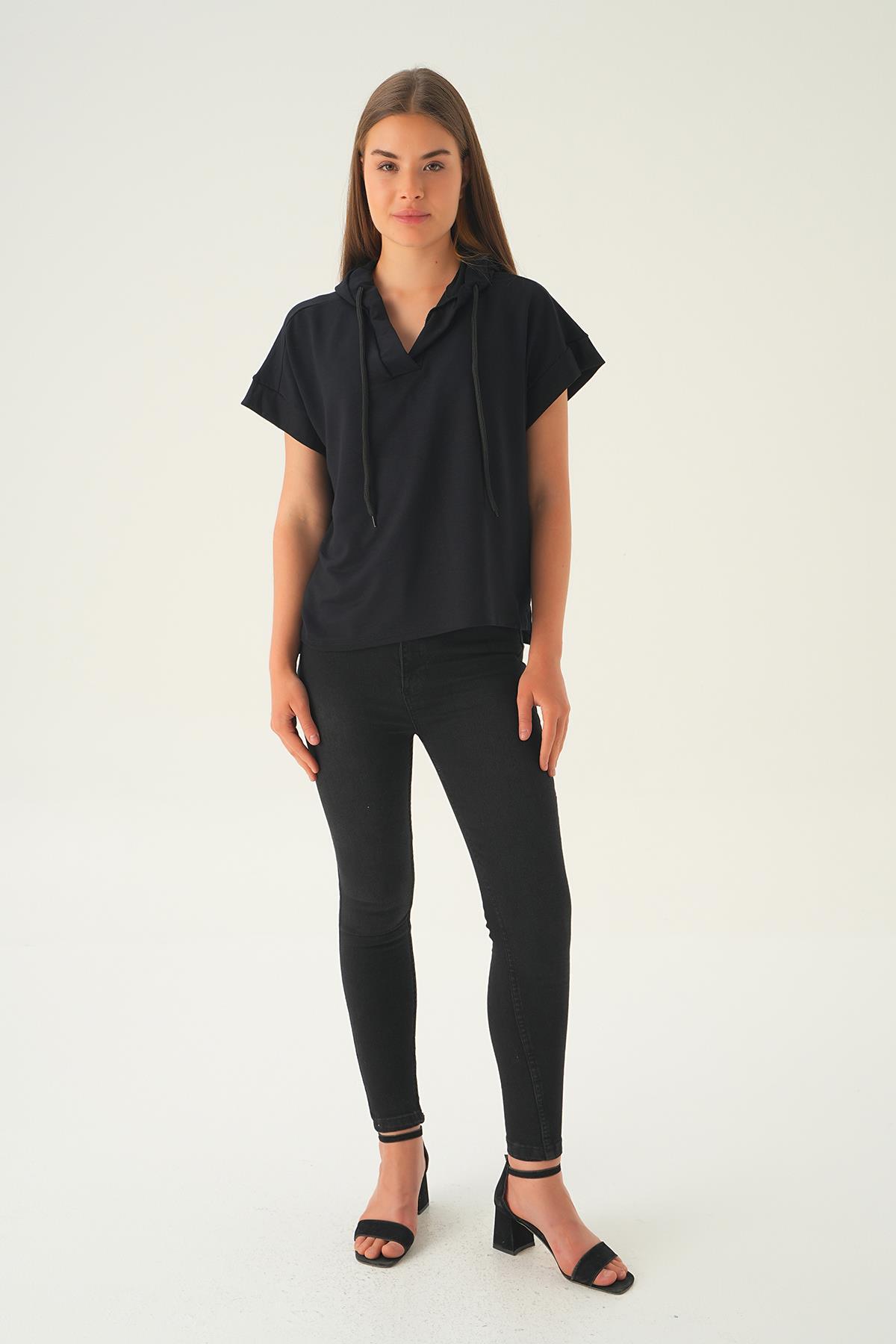 Siyah Kapüşonlu Kısa Kol Tişört 1112 - 2