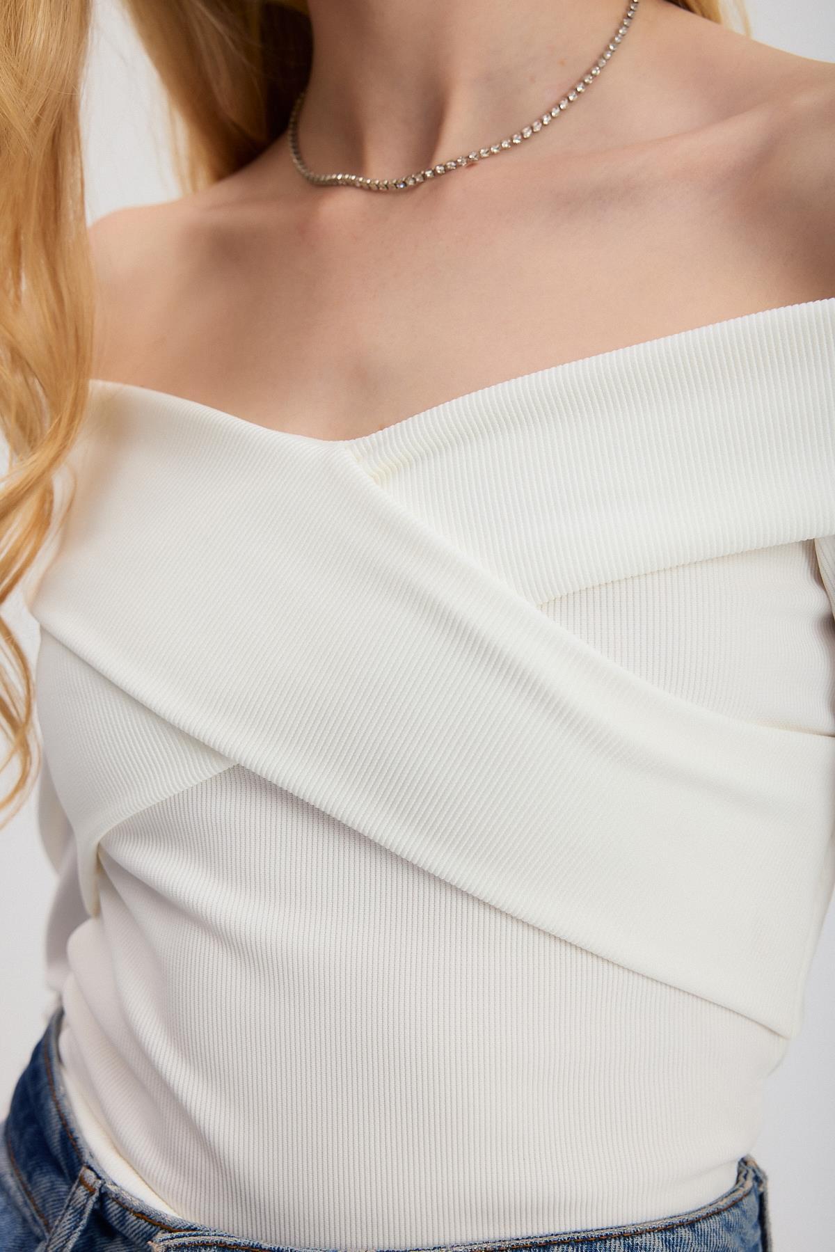 12748 Çapraz Madonna Yaka Bluz Ekru - RAYS