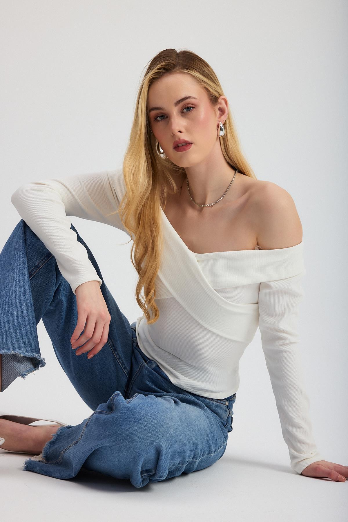 12748 Çapraz Madonna Yaka Bluz Ekru 