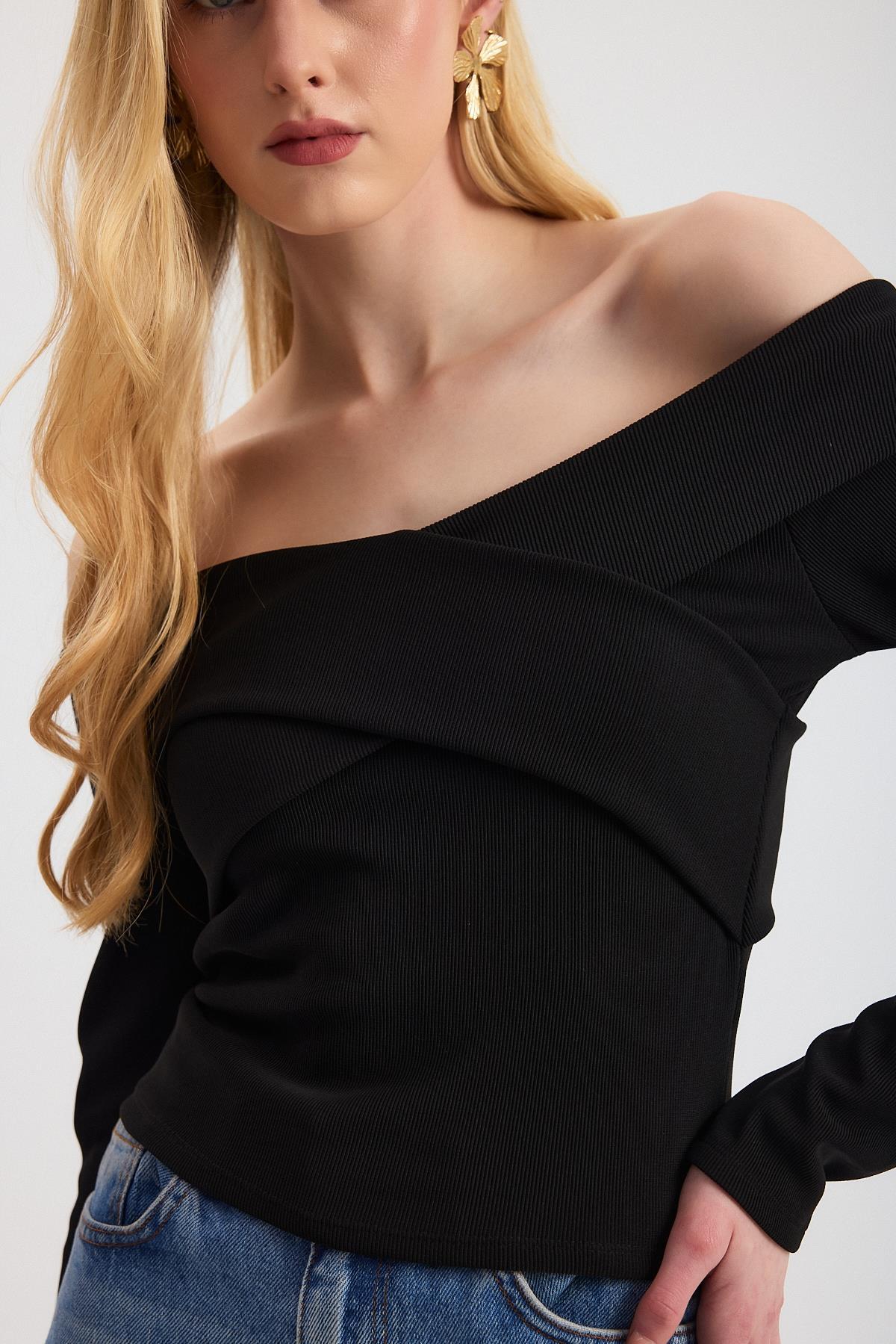 Siyah Çapraz Madonna Yaka Bluz 12748 - 4