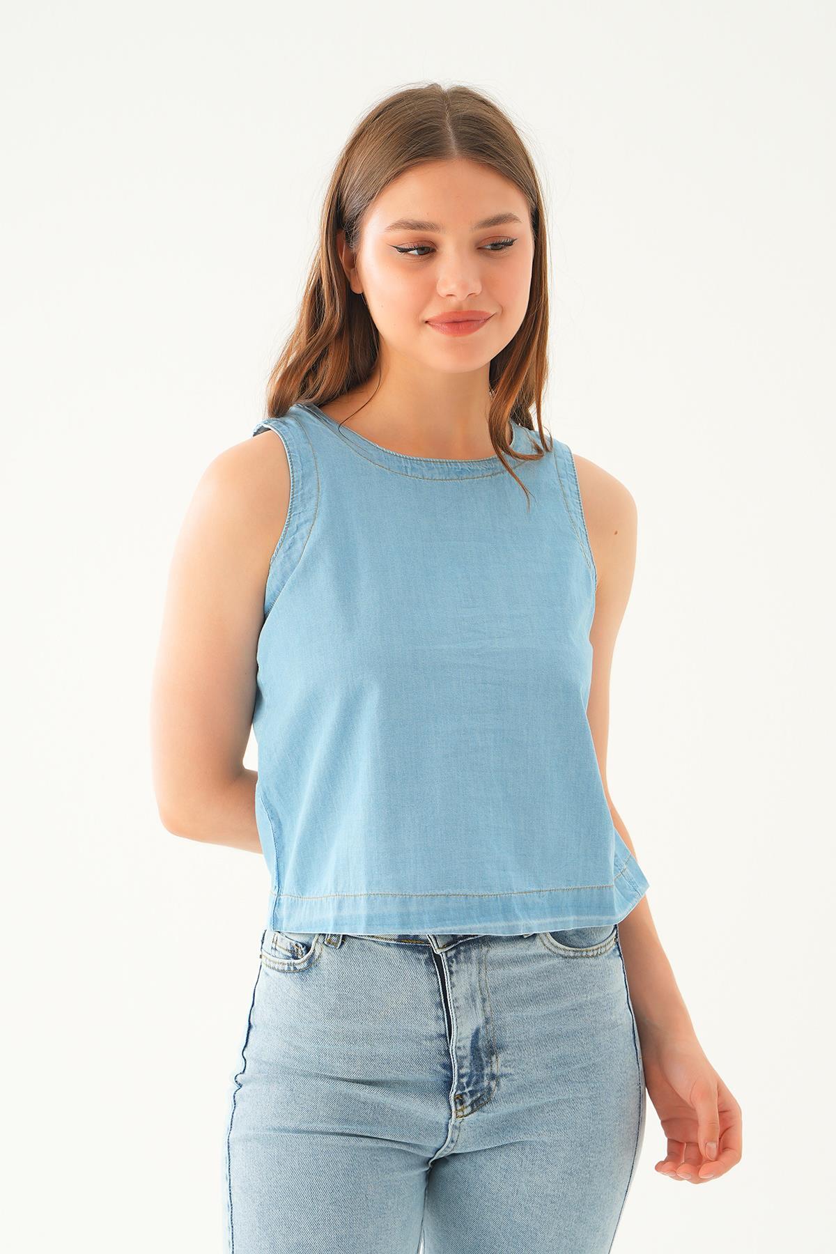 Açık Mavi Arka Düğme Detay Sıfır Kol Bluz 1299 - 4