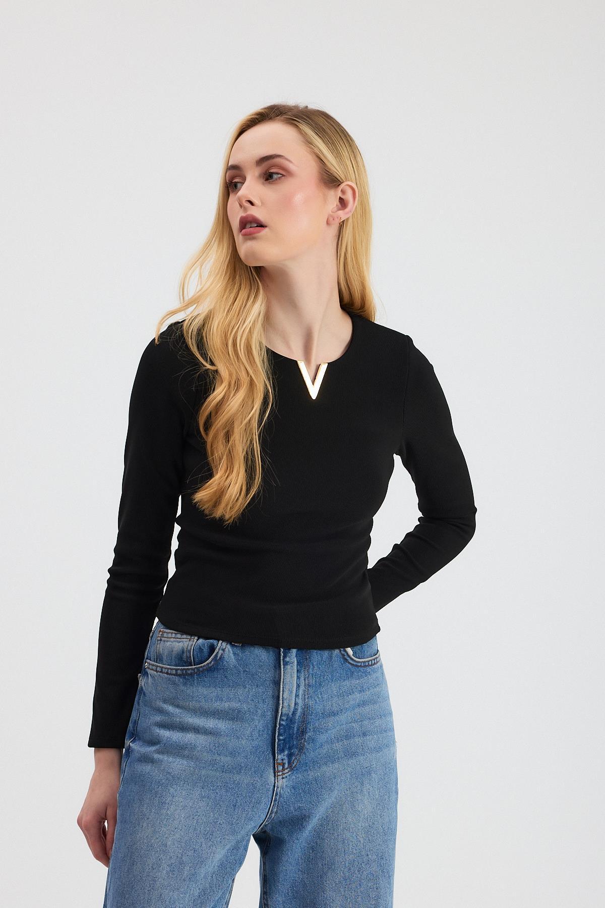 Siyah Yaka V Demir Bluz 13084 