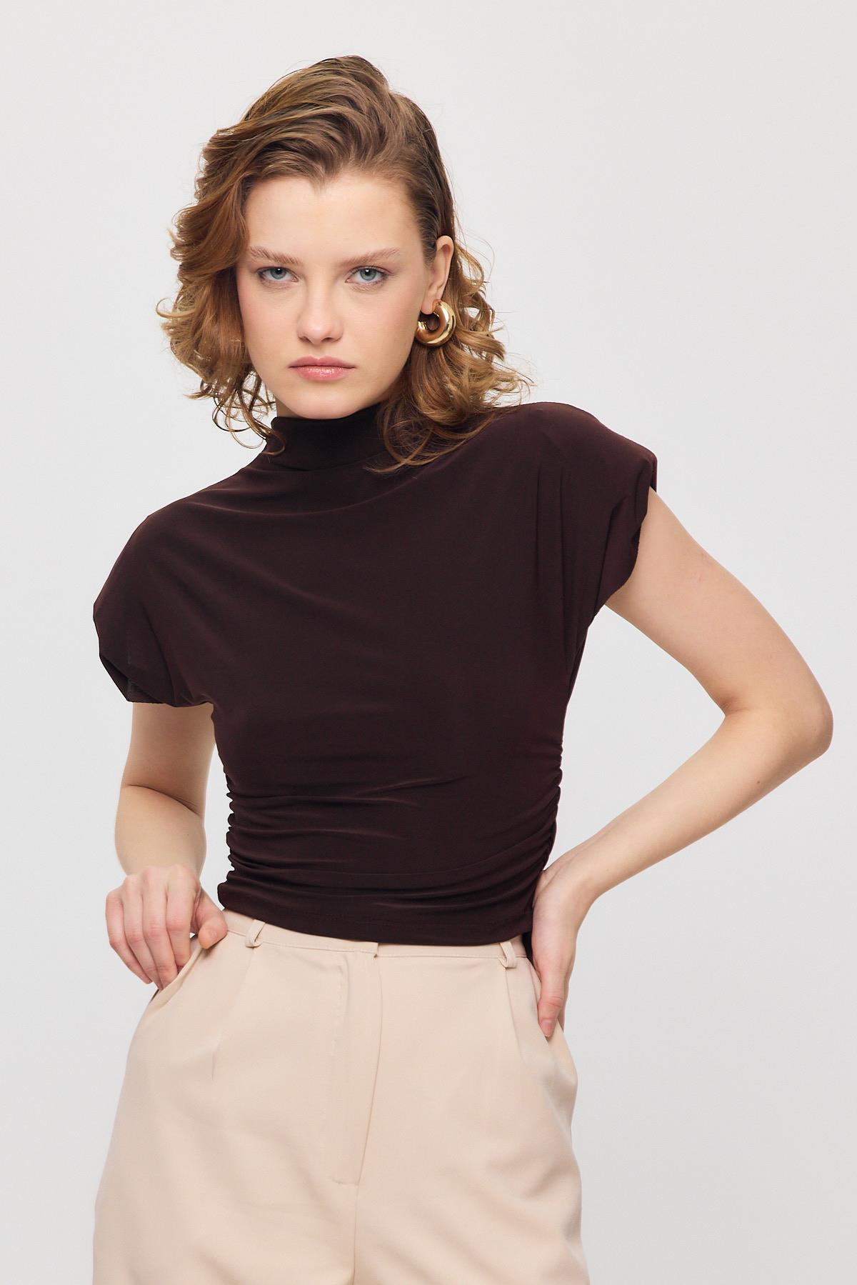 13185 Vatkalı Drapeli Kısa Kollu Bluz Kahve - 2