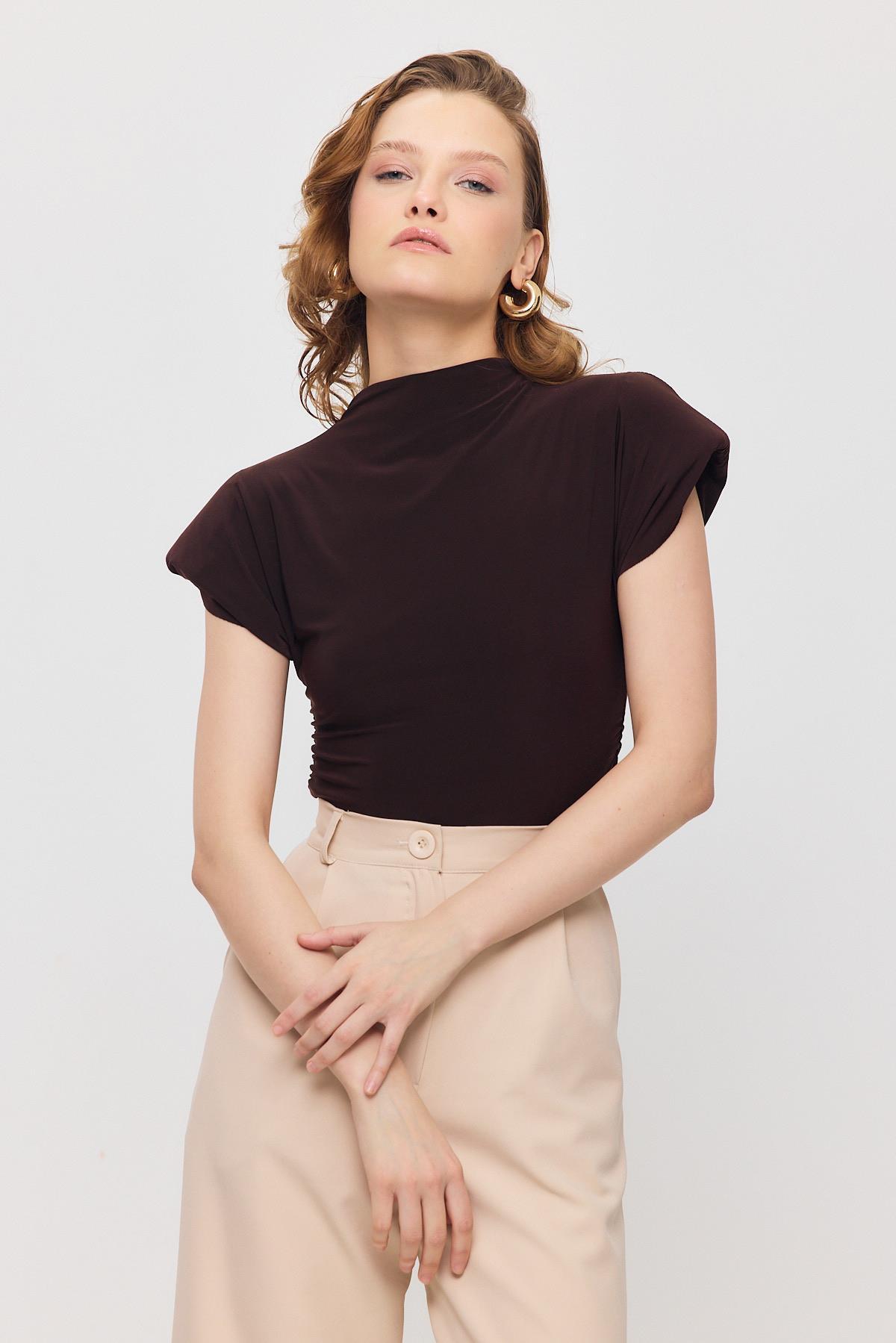 13185 Vatkalı Drapeli Kısa Kollu Bluz Kahve - 6