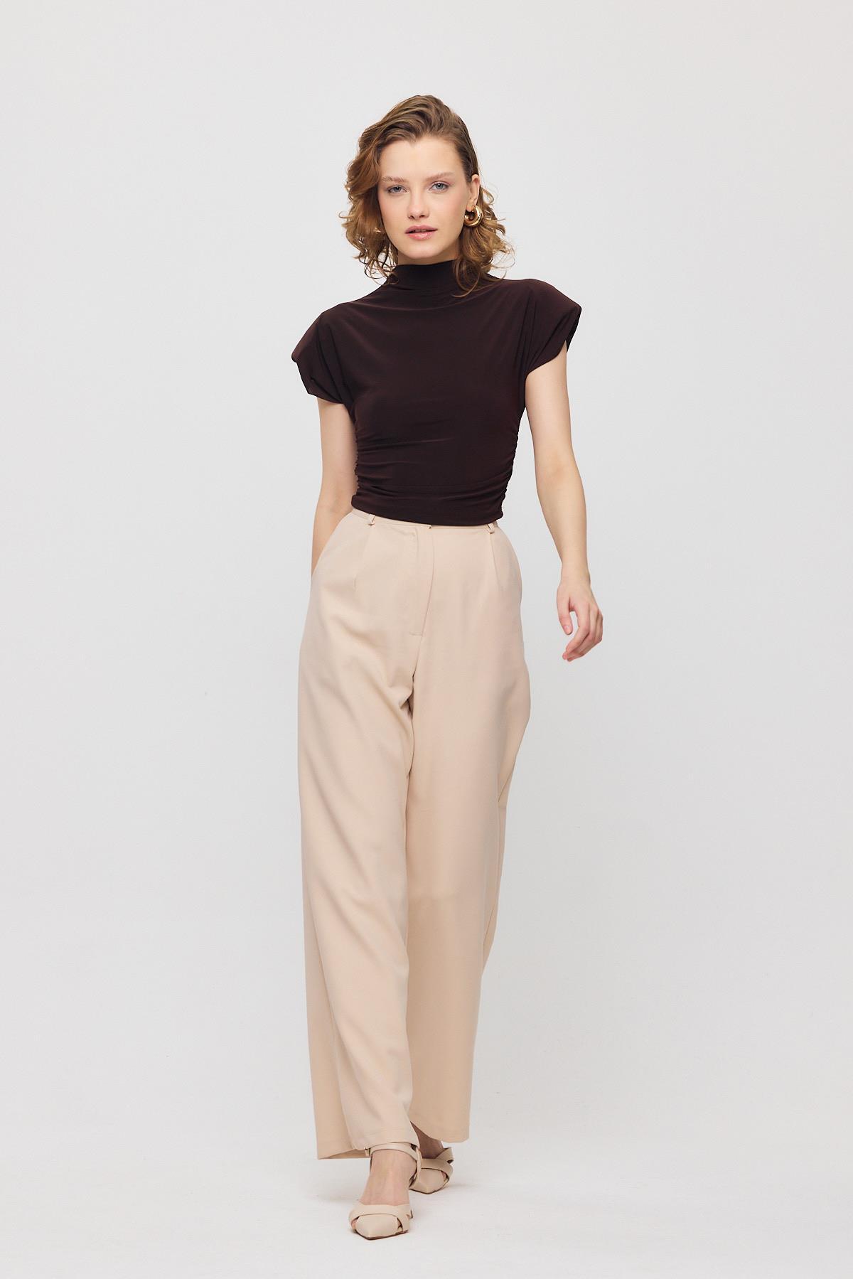 13185 Vatkalı Drapeli Kısa Kollu Bluz Kahve - 3