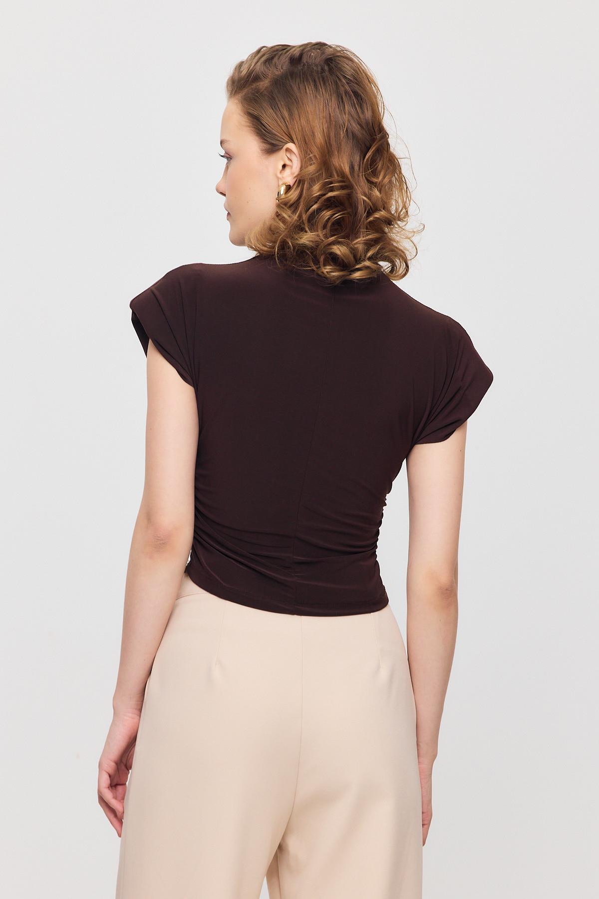 13185 Vatkalı Drapeli Kısa Kollu Bluz Kahve - 5