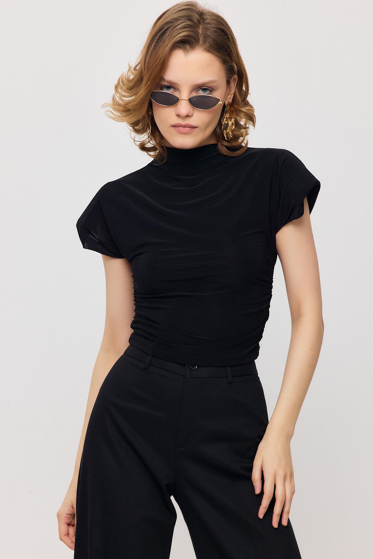 13185 Vatkalı Drapeli Kısa Kollu Bluz Siyah - 1