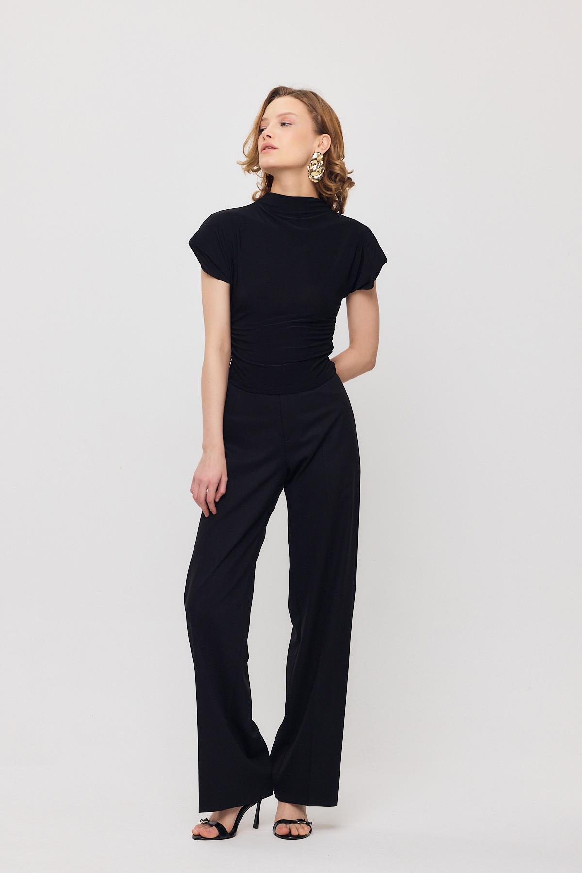 13185 Vatkalı Drapeli Kısa Kollu Bluz Siyah - 3