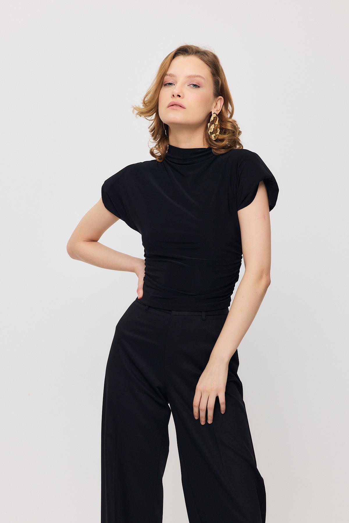 13185 Vatkalı Drapeli Kısa Kollu Bluz Siyah - 6