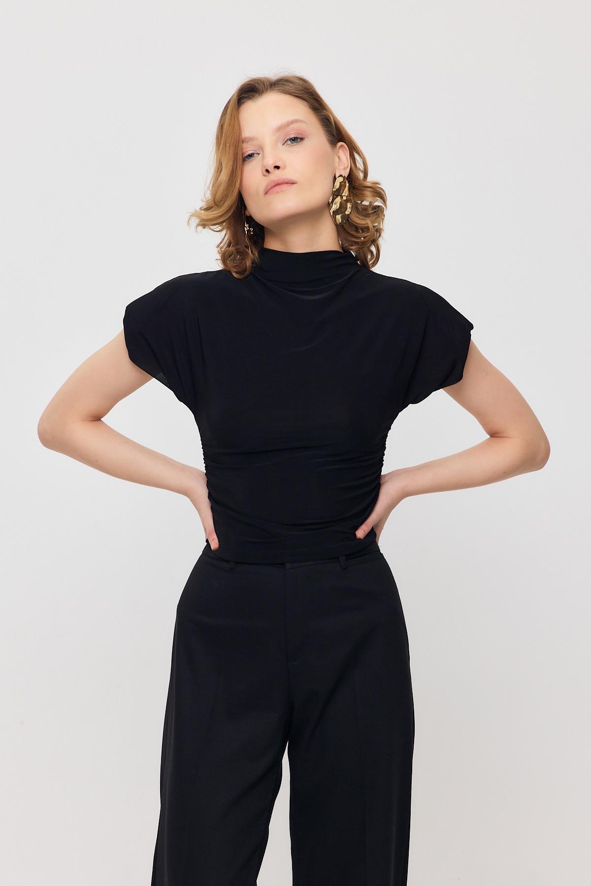 13185 Vatkalı Drapeli Kısa Kollu Bluz Siyah - 7