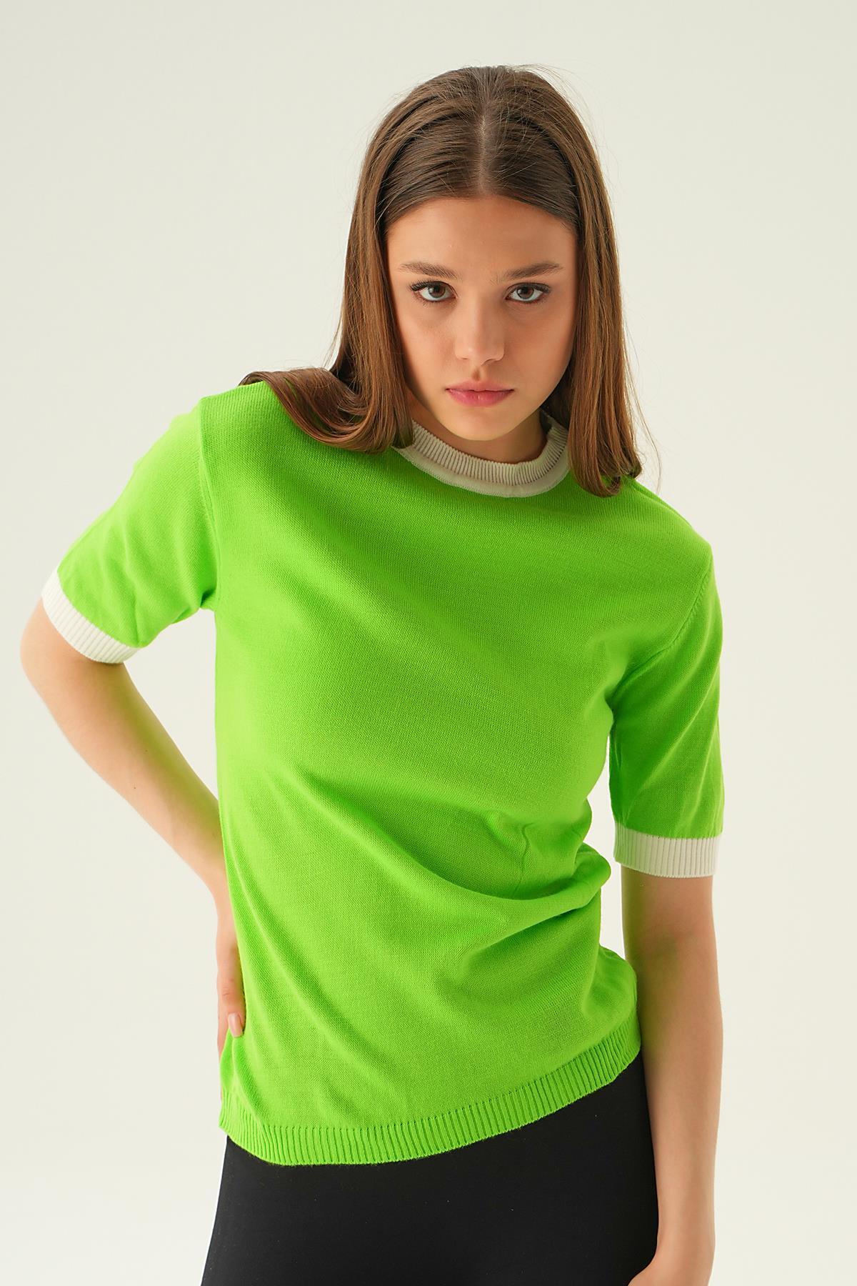 Elma Yeşili Yaka ve Kol Çizgi Tişört 1442 