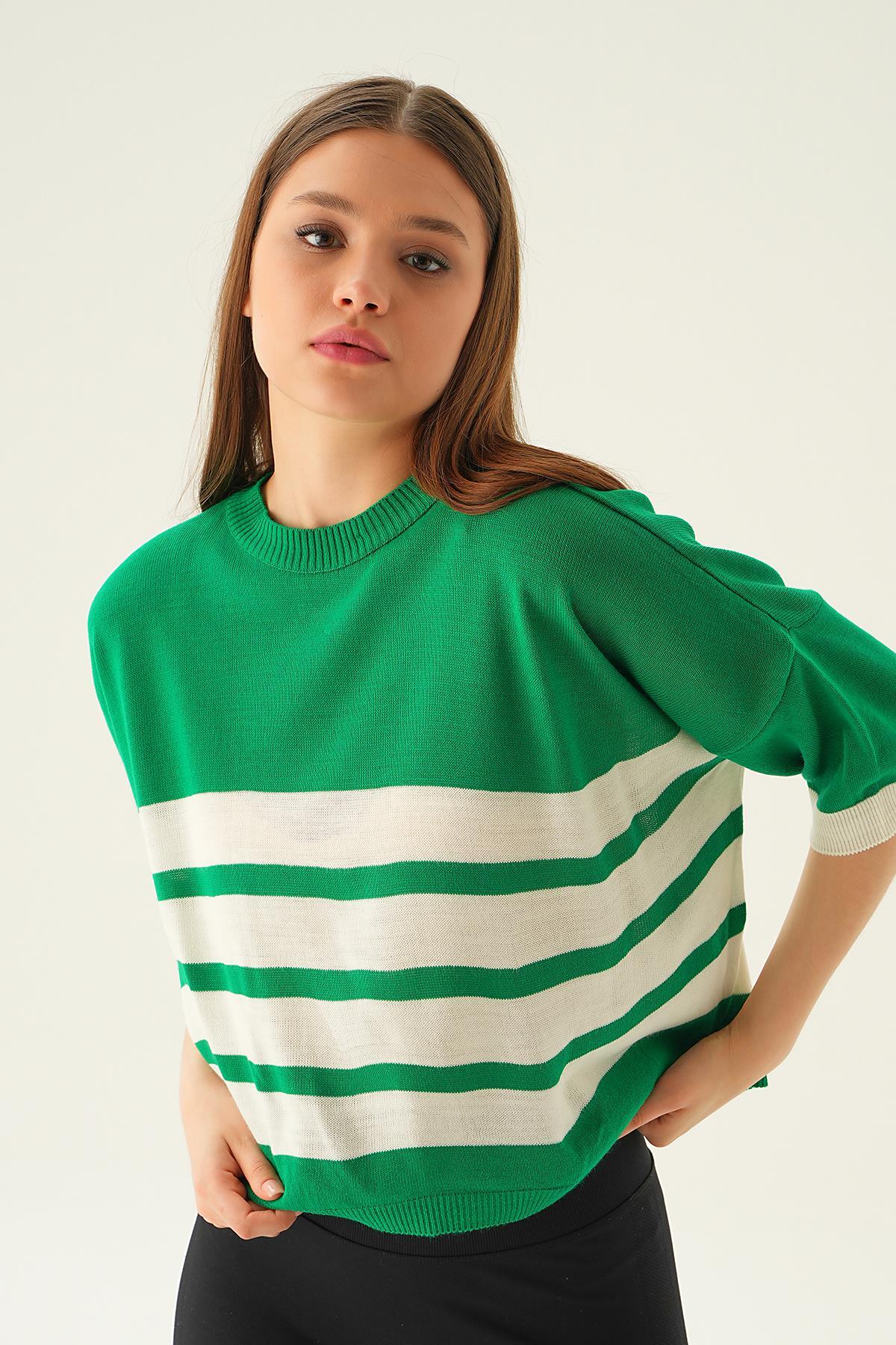 Benetton Yeşili Çizgi Detay Oversize Tişört 1454 - 2