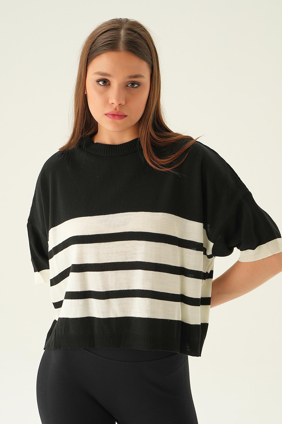 Siyah Çizgi Detay Oversize Tişört 1454 - 3