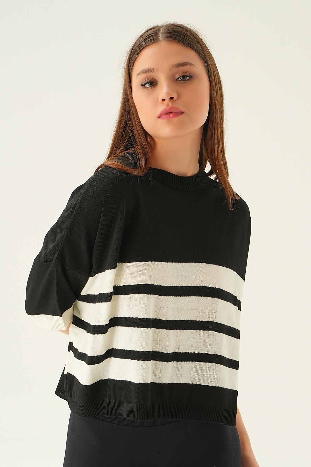 Siyah Çizgi Detay Oversize Tişört 1454 - 4