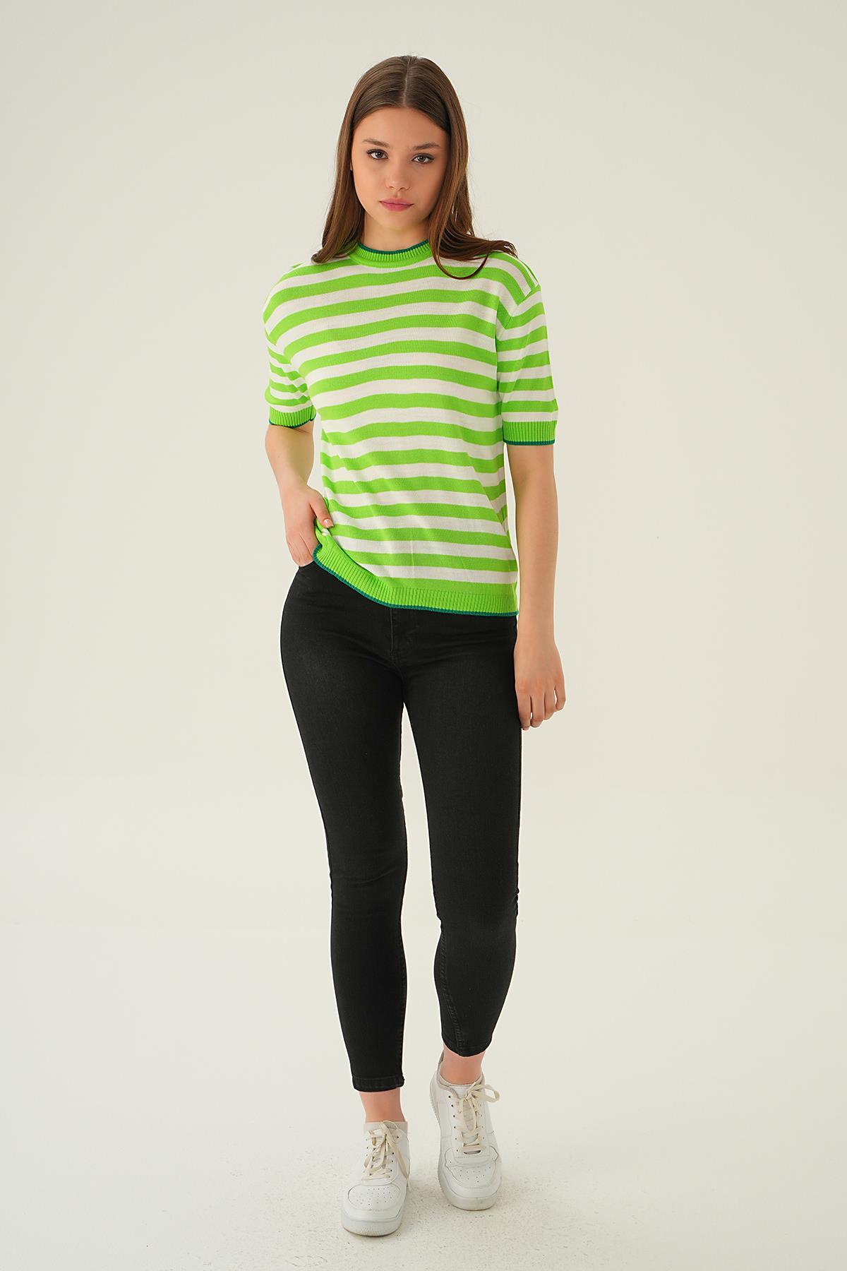 Elma Yeşili Bisiklet Yaka Çizgili Tişört 1469 - 2
