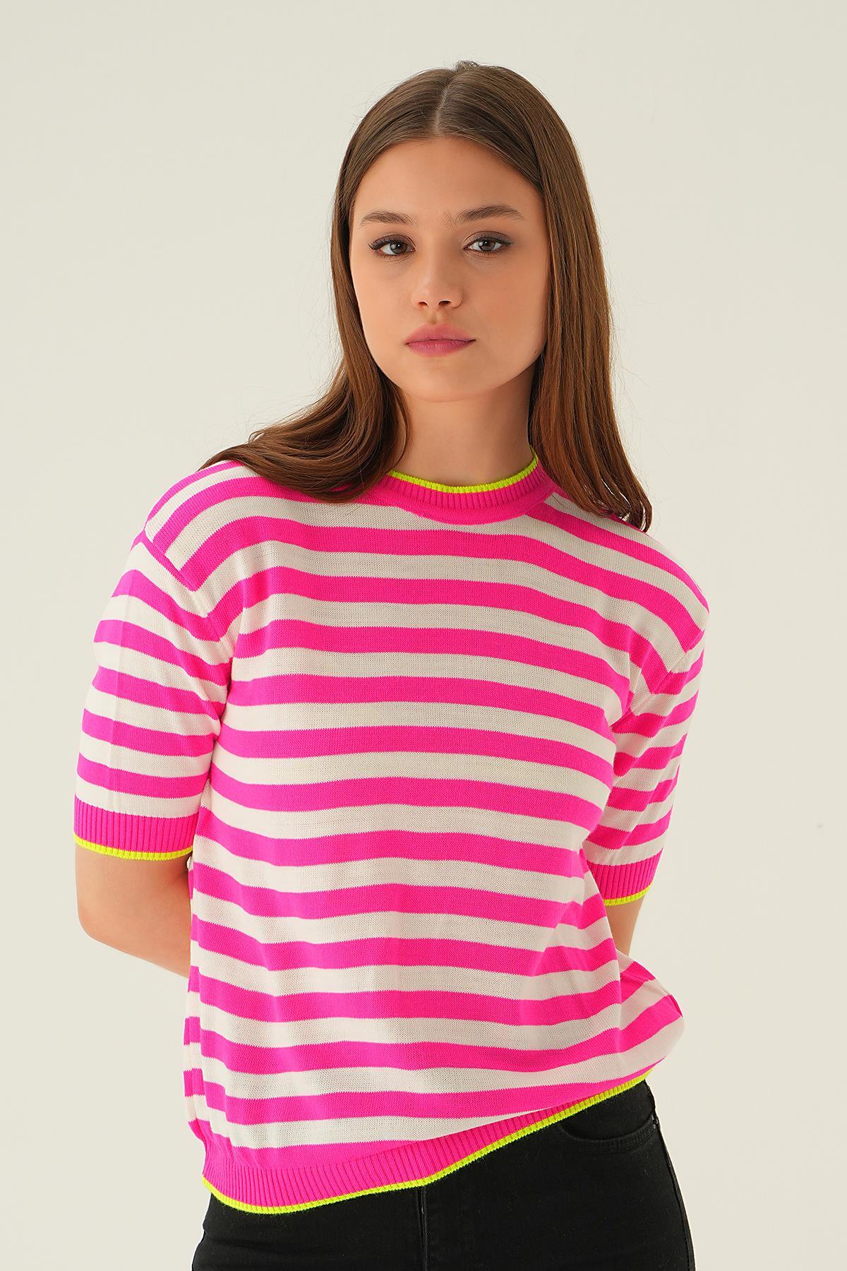 1469 Bisiklte Yaka Çizgili Tişört Fuşya - 1