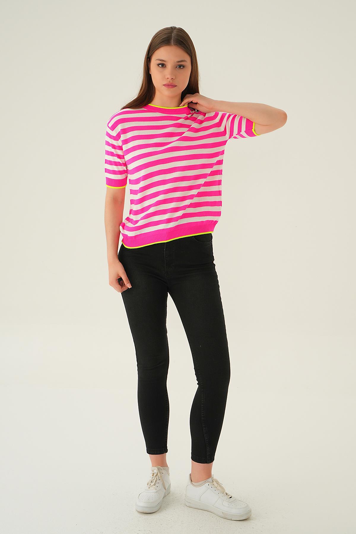 1469 Bisiklte Yaka Çizgili Tişört Fuşya - 2