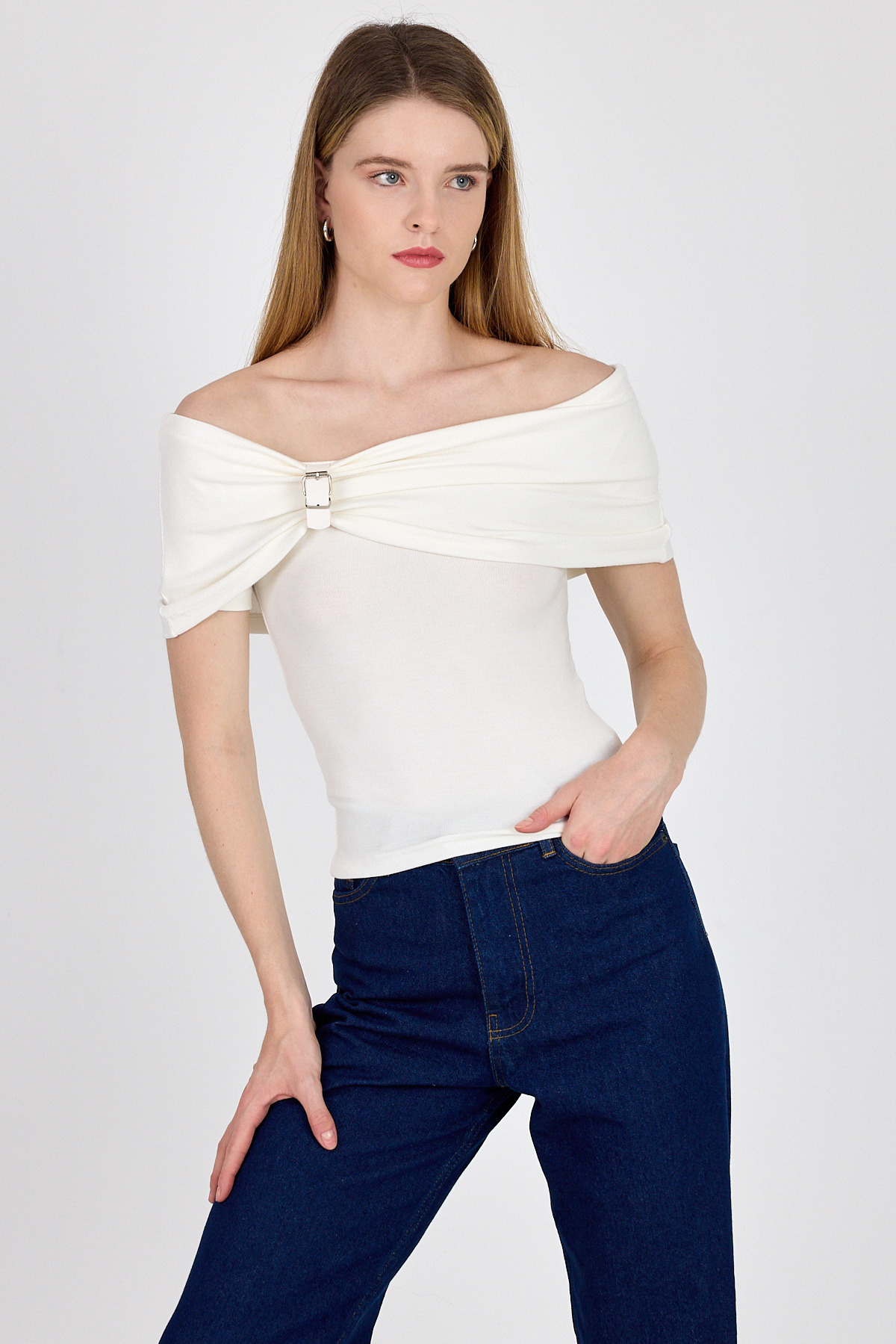 Beyaz Viskoz/Yumuşak Kumaş Madonna Yaka Toka Detaylı Bluz 1475 - RAYS