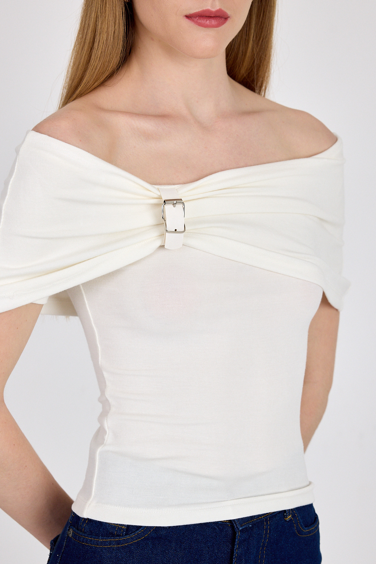 Beyaz Viskoz/Yumuşak Kumaş Madonna Yaka Toka Detaylı Bluz 1475 - RAYS