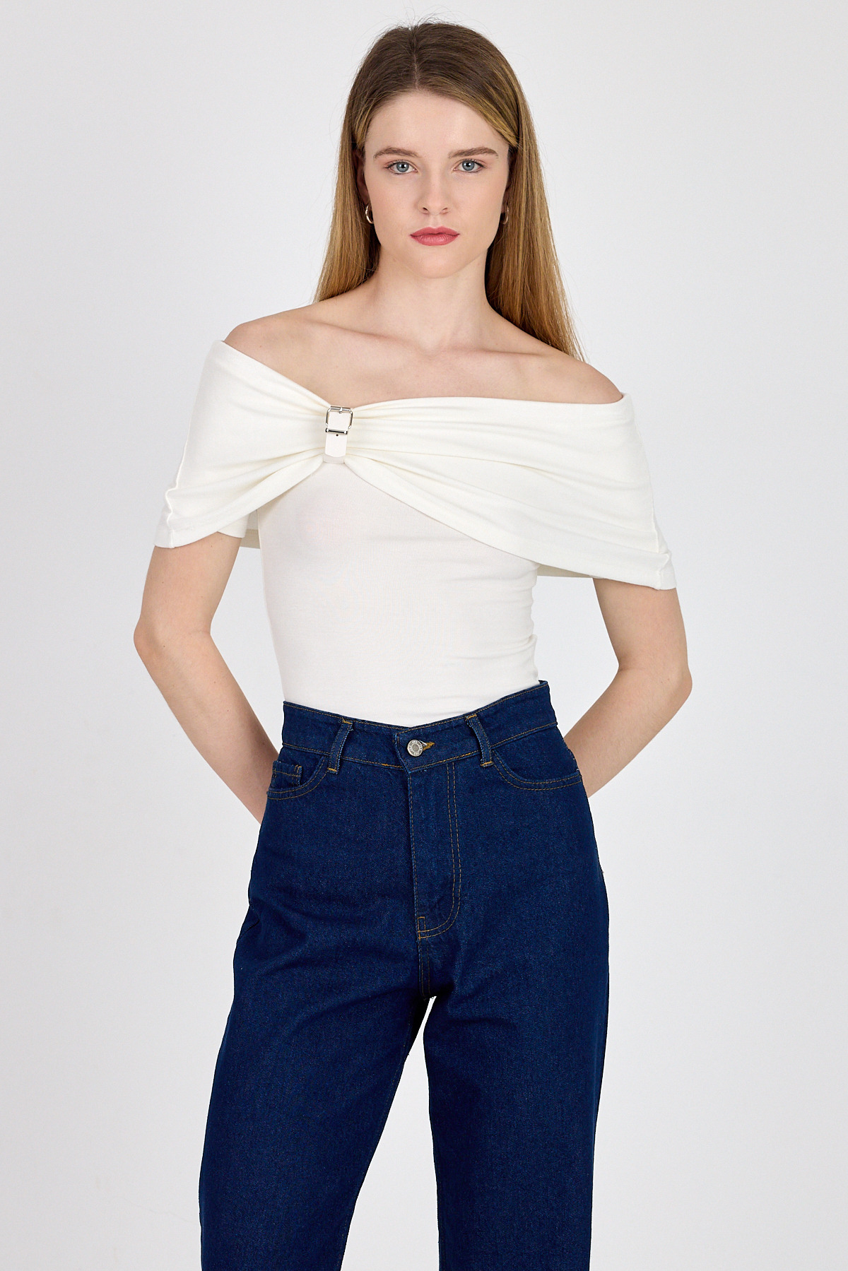 Beyaz Viskoz/Yumuşak Kumaş Madonna Yaka Toka Detaylı Bluz 1475 - 2