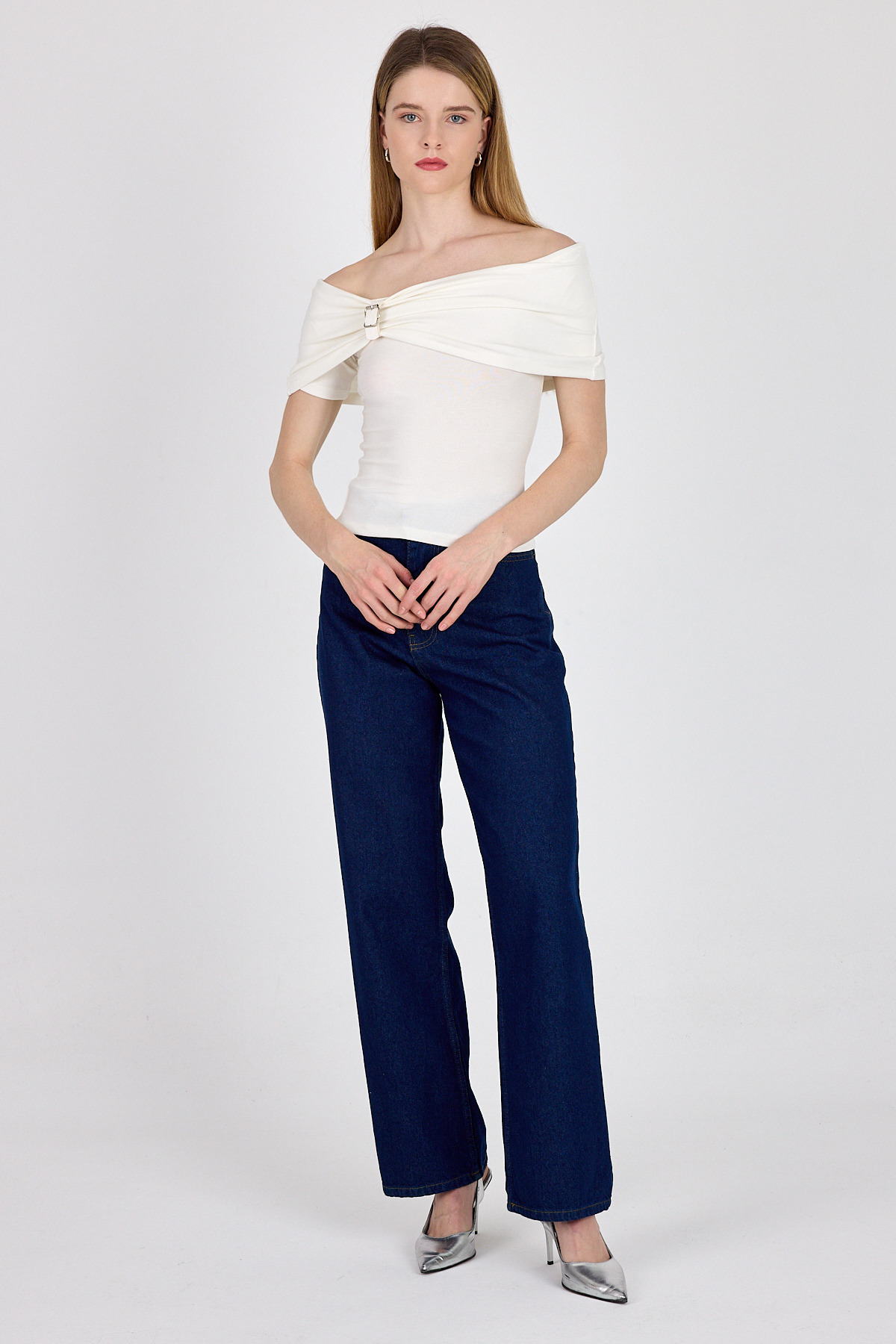 Beyaz Viskoz/Yumuşak Kumaş Madonna Yaka Toka Detaylı Bluz 1475 - 7