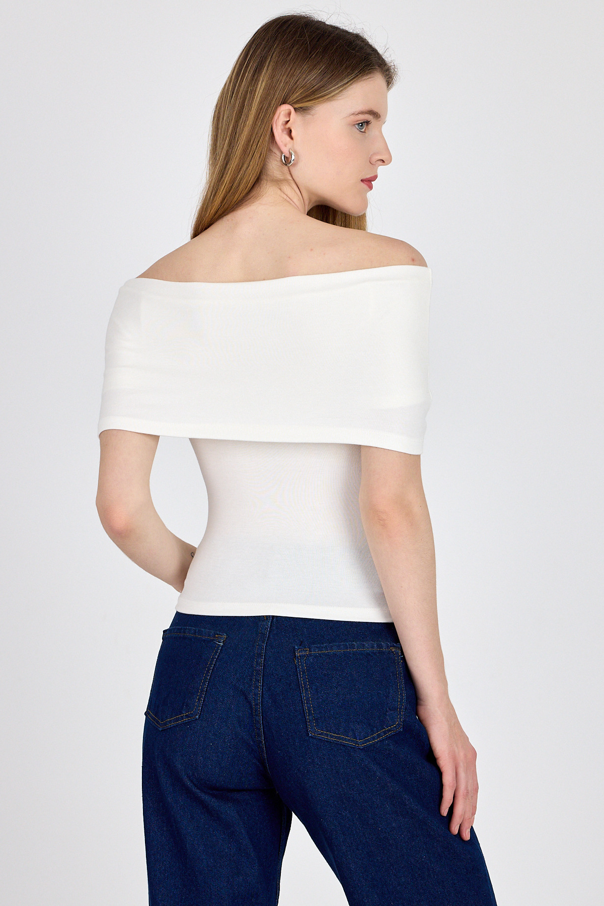 Beyaz Viskoz/Yumuşak Kumaş Madonna Yaka Toka Detaylı Bluz 1475 - 5