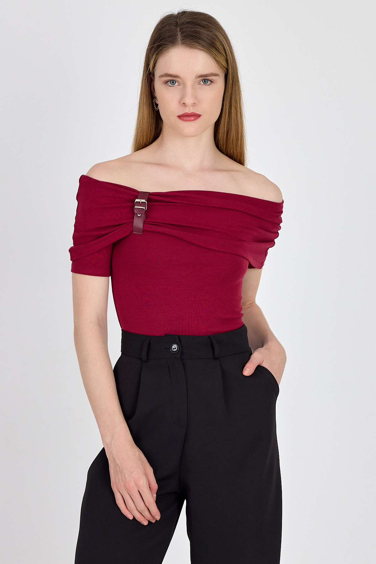 Bordo Viskoz/Yumuşak Kumaş Madonna Yaka Toka Detaylı Bluz 1475 