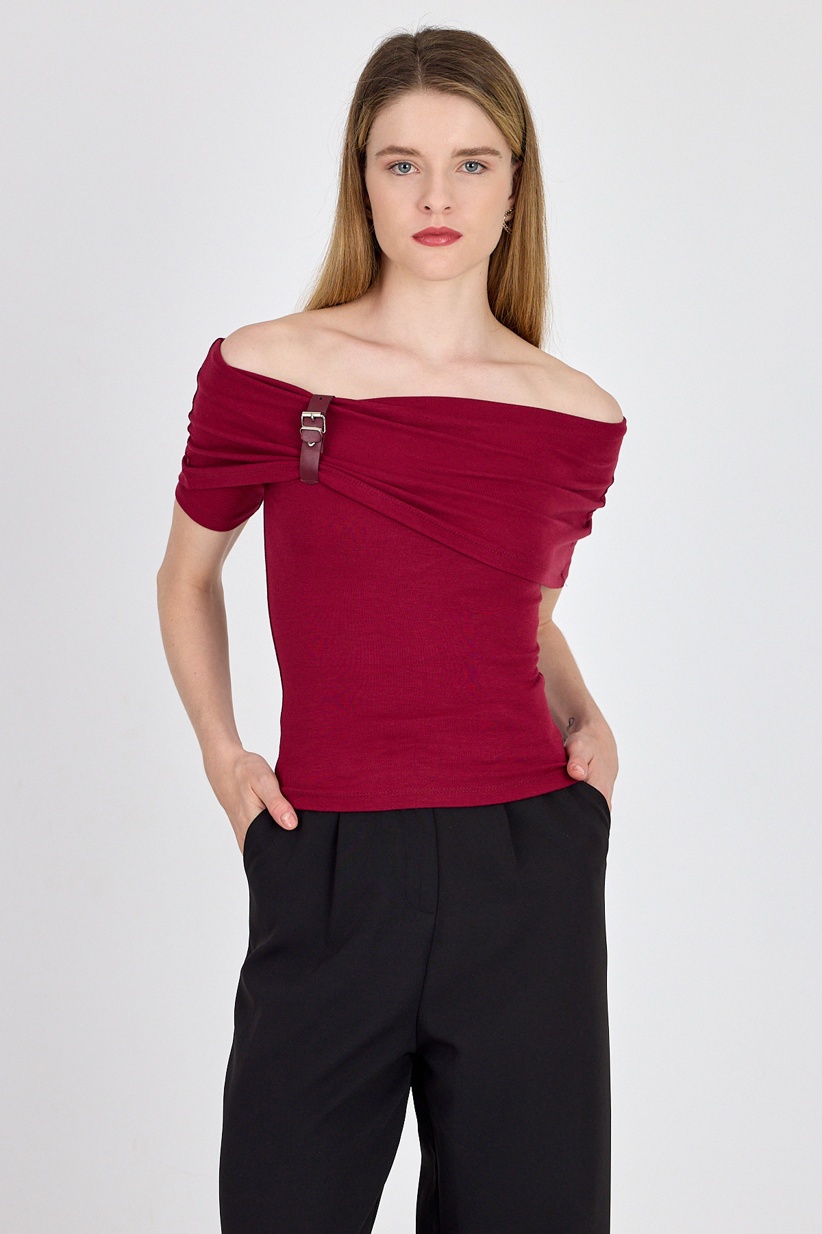 Bordo Viskoz/Yumuşak Kumaş Madonna Yaka Toka Detaylı Bluz 1475 - 2