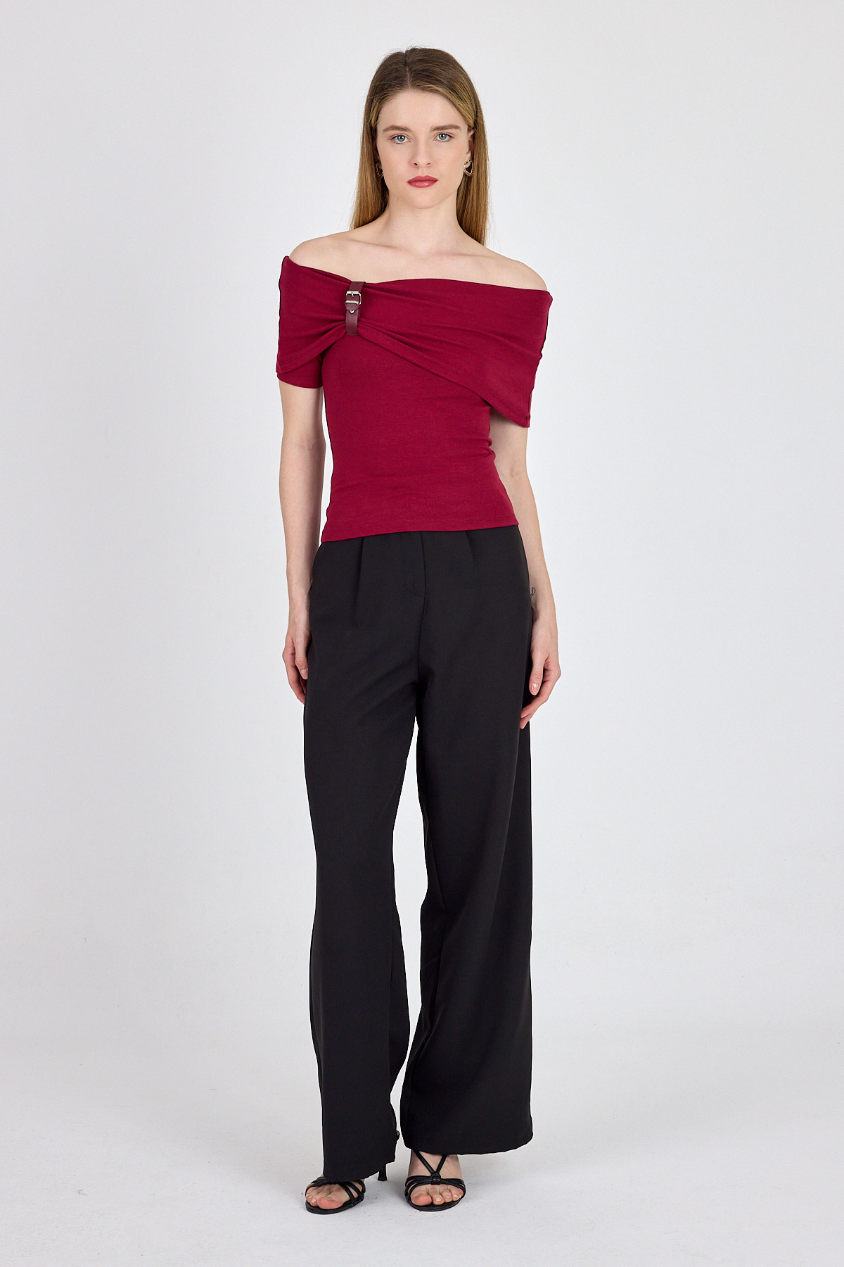 Bordo Viskoz/Yumuşak Kumaş Madonna Yaka Toka Detaylı Bluz 1475 - 3