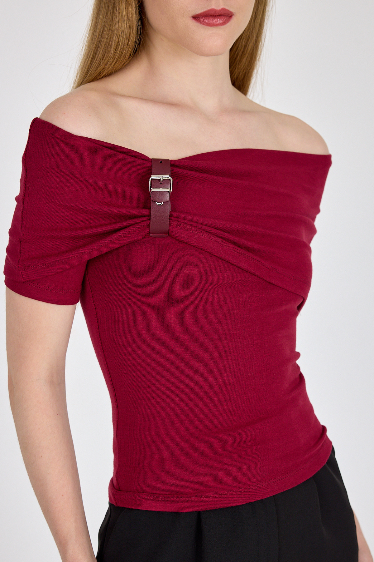 Bordo Viskoz/Yumuşak Kumaş Madonna Yaka Toka Detaylı Bluz 1475 - 4