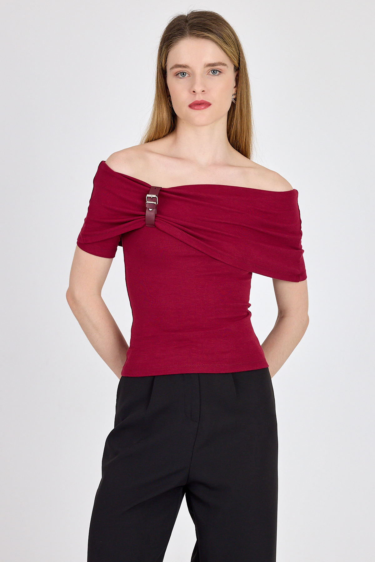 Bordo Viskoz/Yumuşak Kumaş Madonna Yaka Toka Detaylı Bluz 1475 - 6