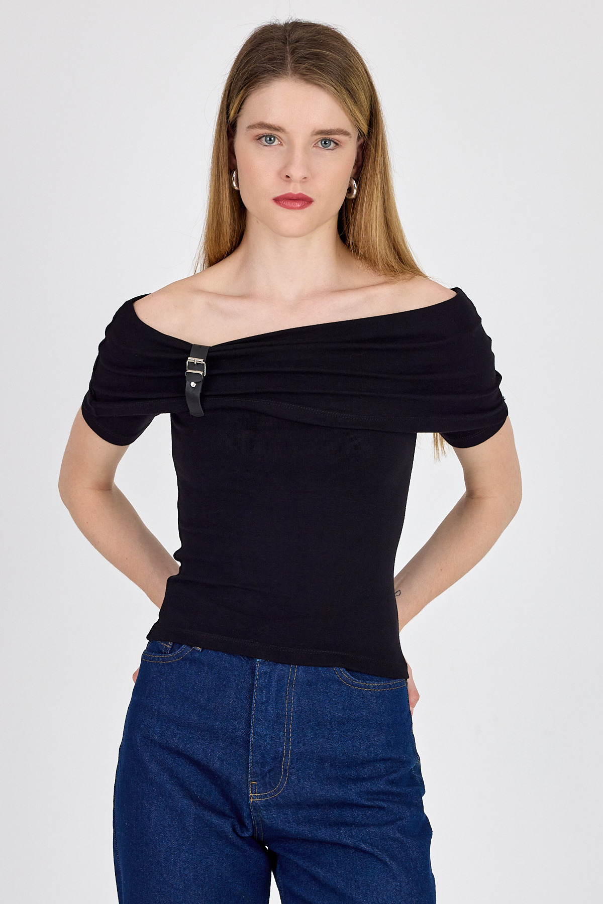 Siyah Viskoz/Yumuşak Kumaş Madonna Yaka Toka Detaylı Bluz 1475 - RAYS