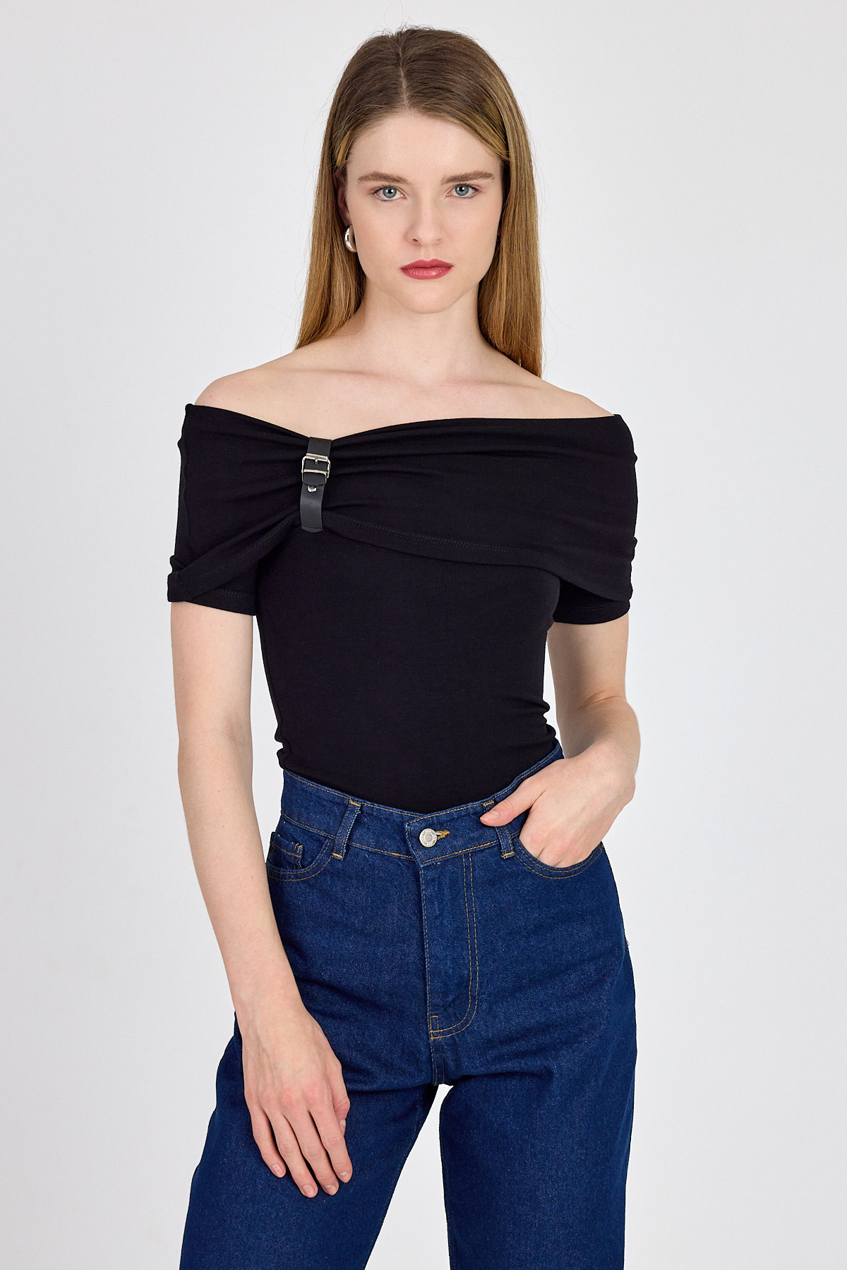 Siyah Viskoz/Yumuşak Kumaş Madonna Yaka Toka Detaylı Bluz 1475 - RAYS