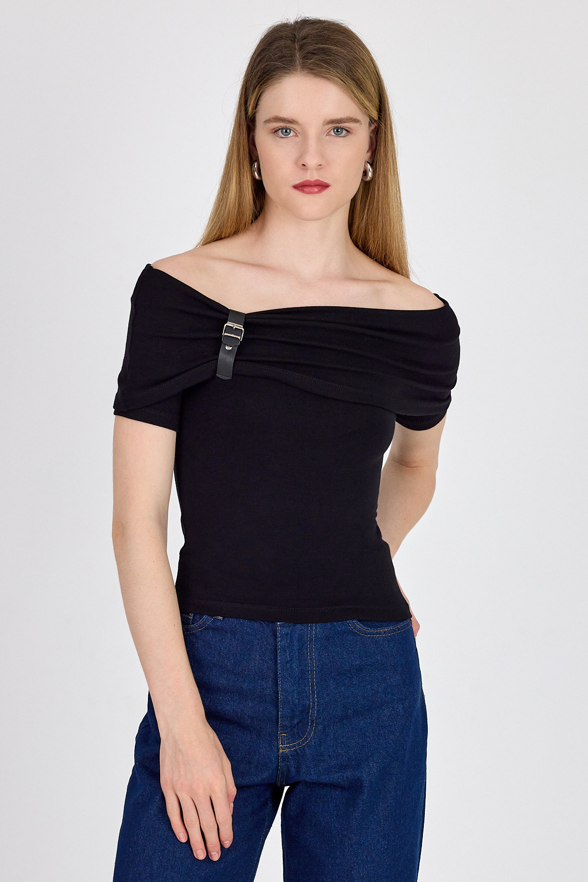 Siyah Viskoz/Yumuşak Kumaş Madonna Yaka Toka Detaylı Bluz 1475 - 6