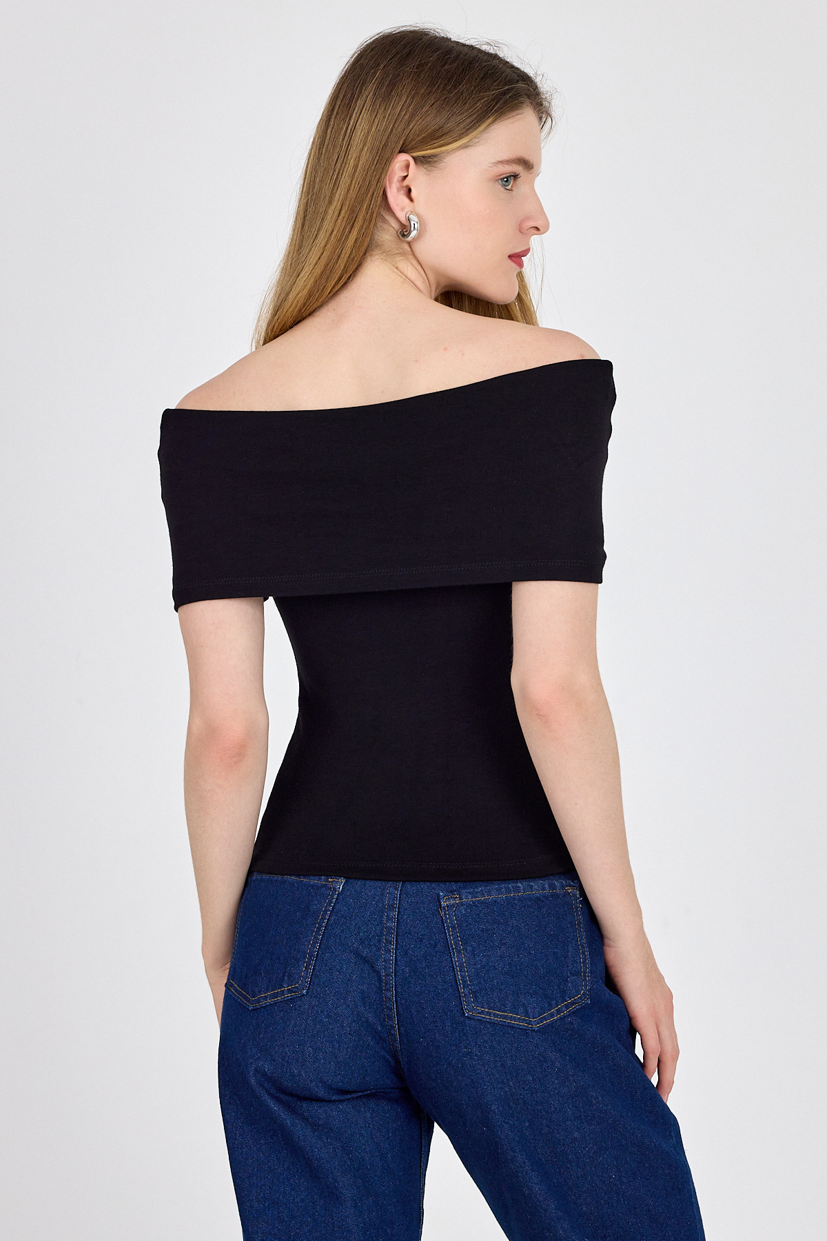 Siyah Viskoz/Yumuşak Kumaş Madonna Yaka Toka Detaylı Bluz 1475 - 5