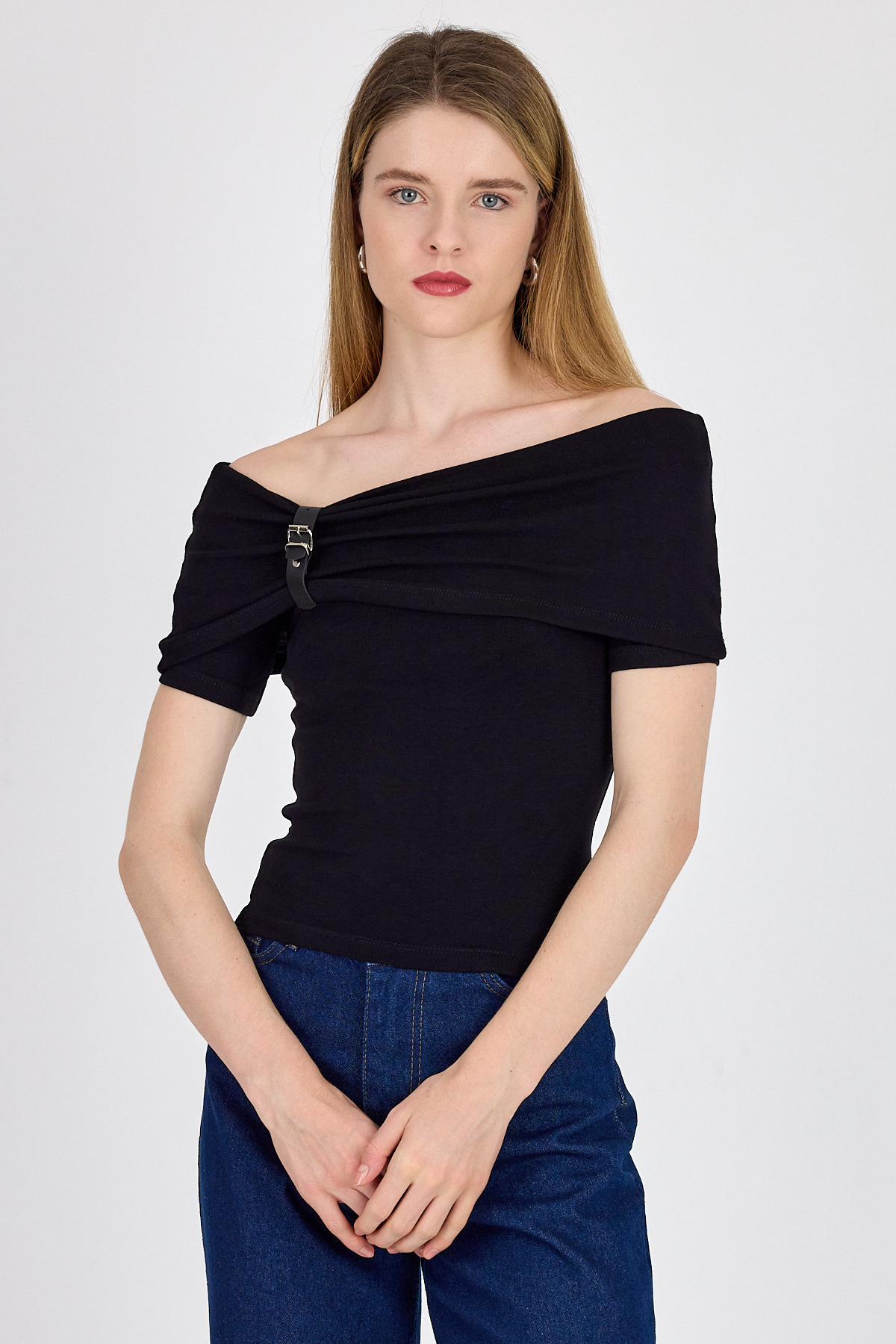 Siyah Viskoz/Yumuşak Kumaş Madonna Yaka Toka Detaylı Bluz 1475 - 7