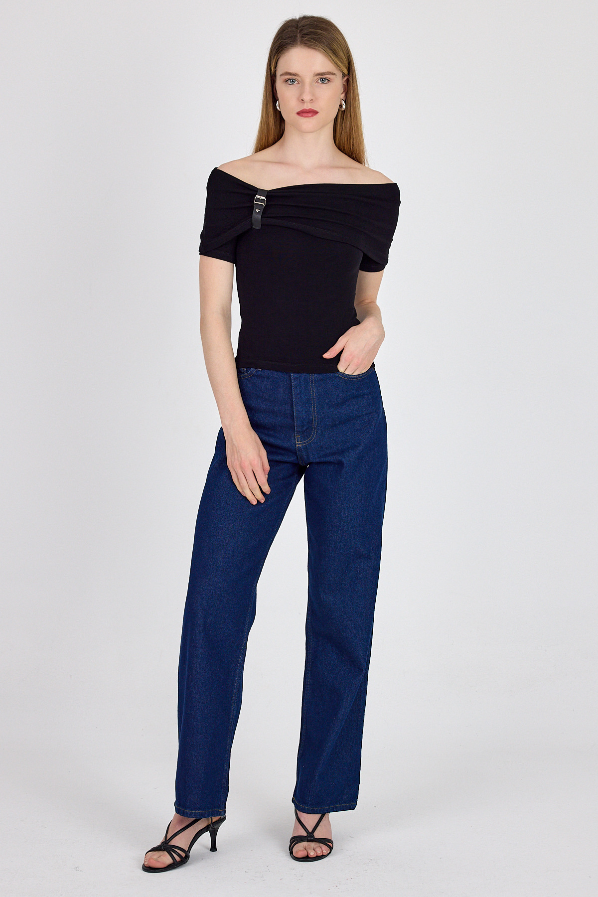 Siyah Viskoz/Yumuşak Kumaş Madonna Yaka Toka Detaylı Bluz 1475 - 3