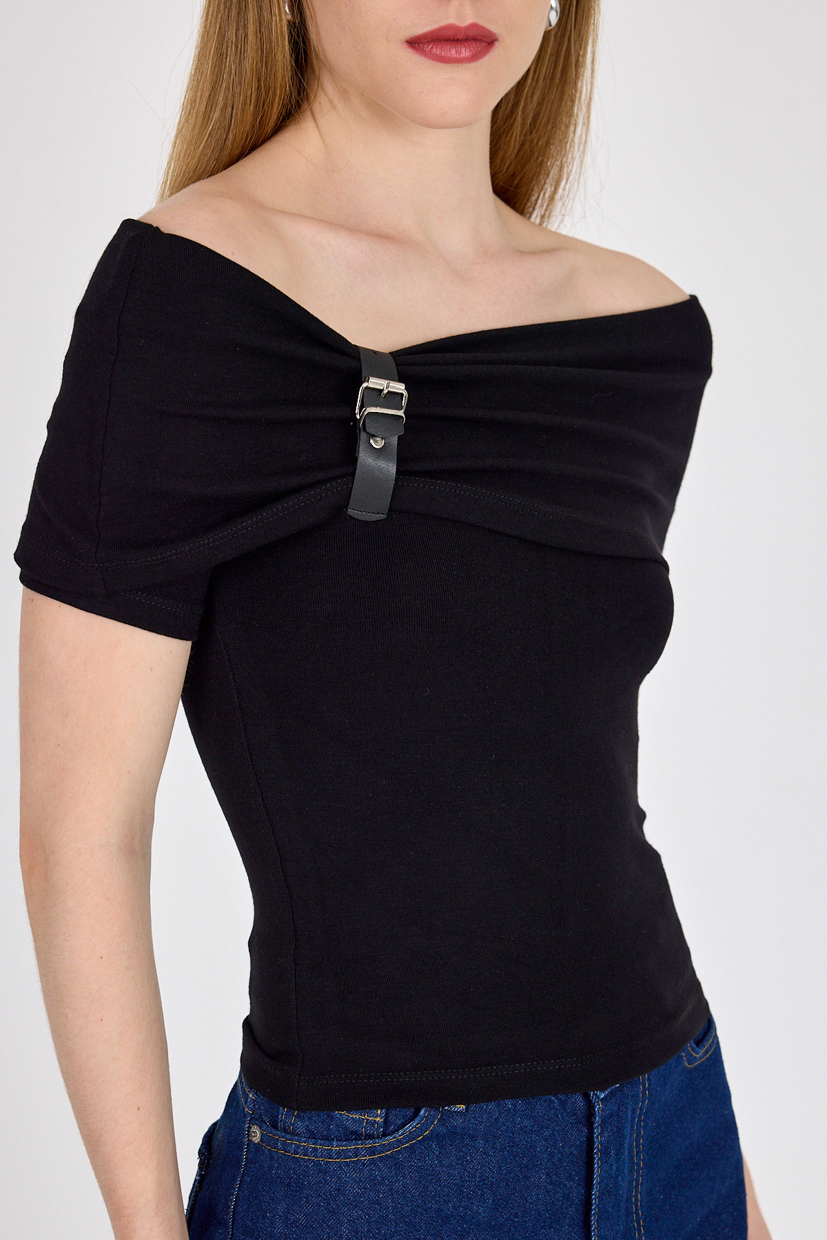 Siyah Viskoz/Yumuşak Kumaş Madonna Yaka Toka Detaylı Bluz 1475 - 4