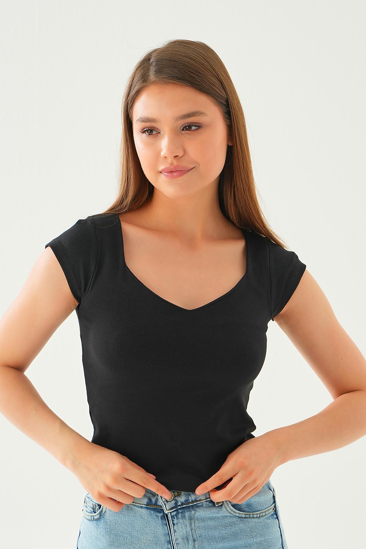 Siyah Kalp Yaka Kısa Kol Tişört 9025M - 2