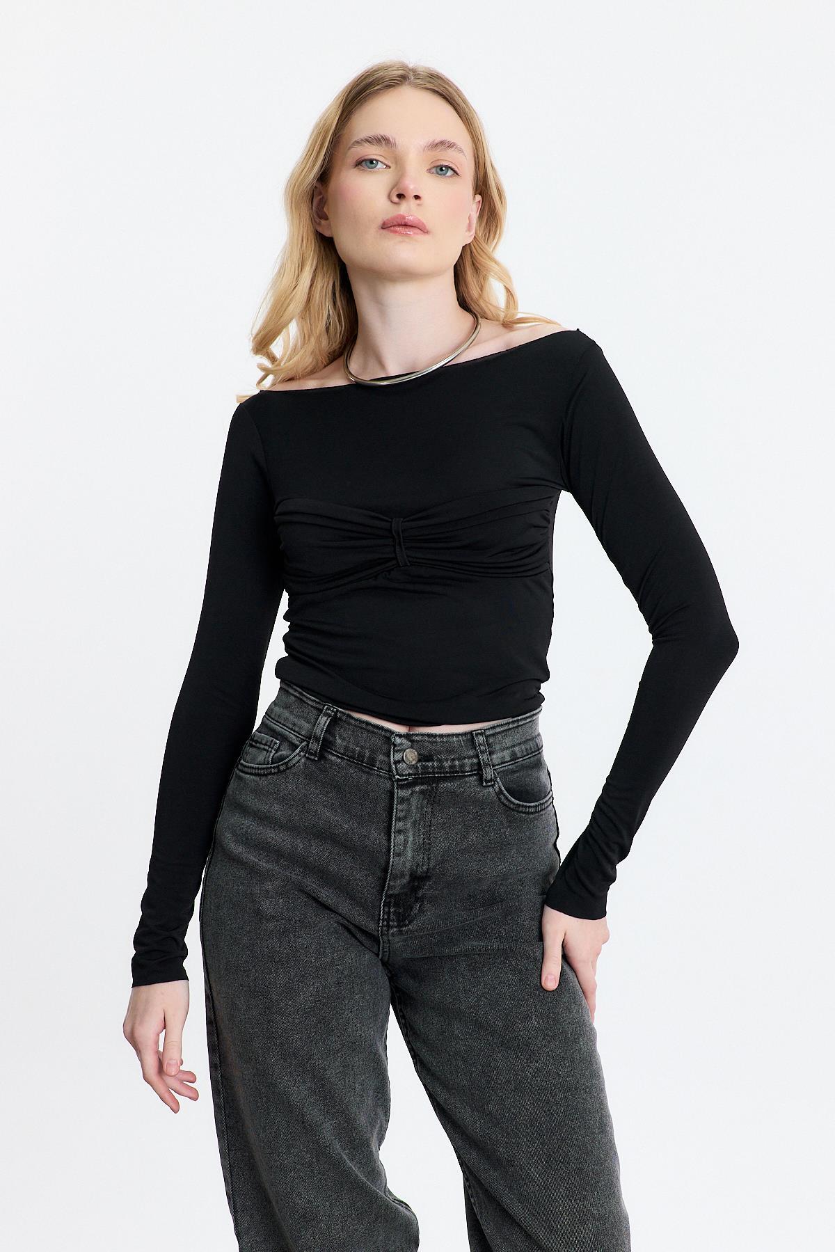 Siyah Göğüs Büzgü Detay Bluz 20178 - 8