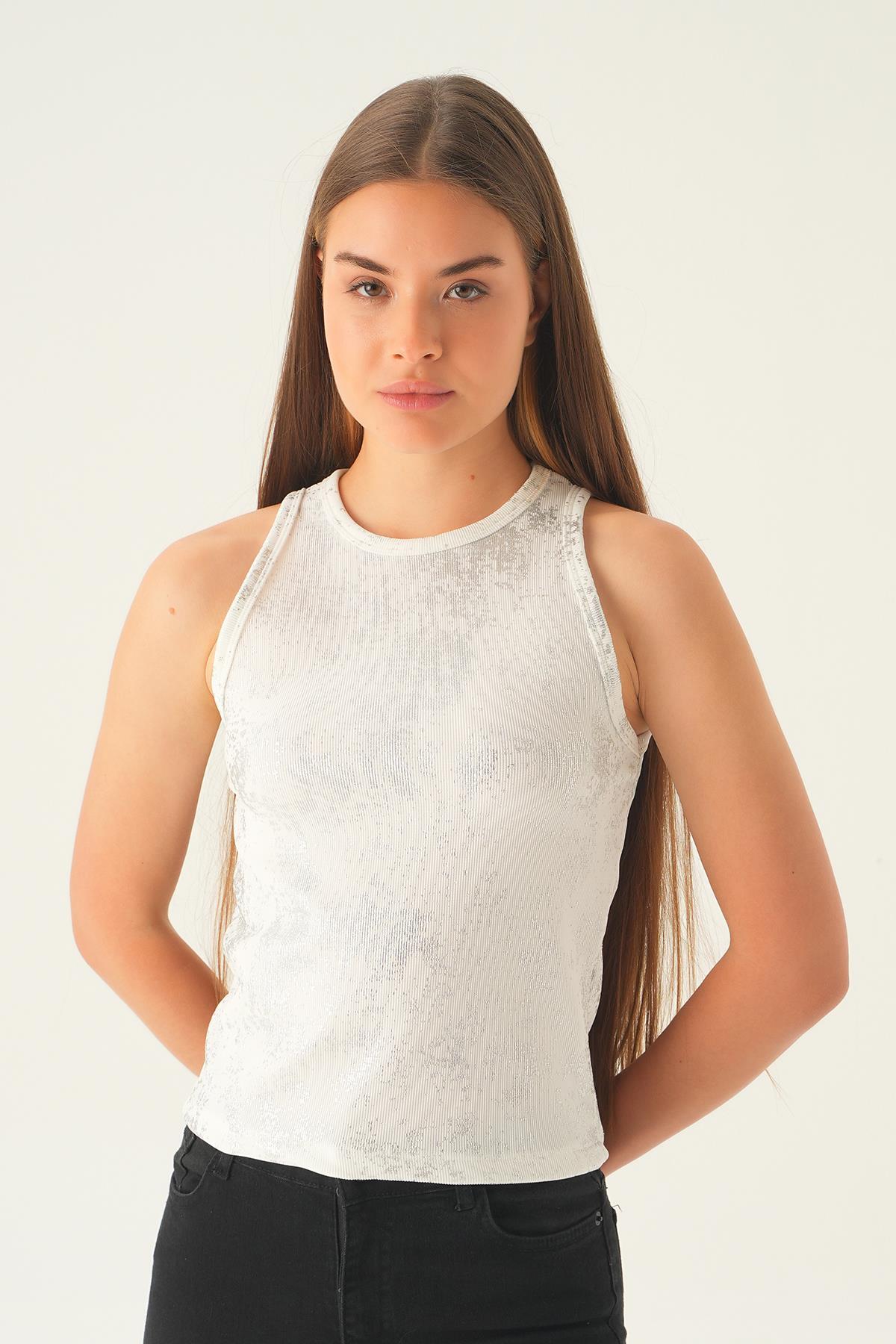 21223 Desenli Sıfır Kol Bluz Beyaz 