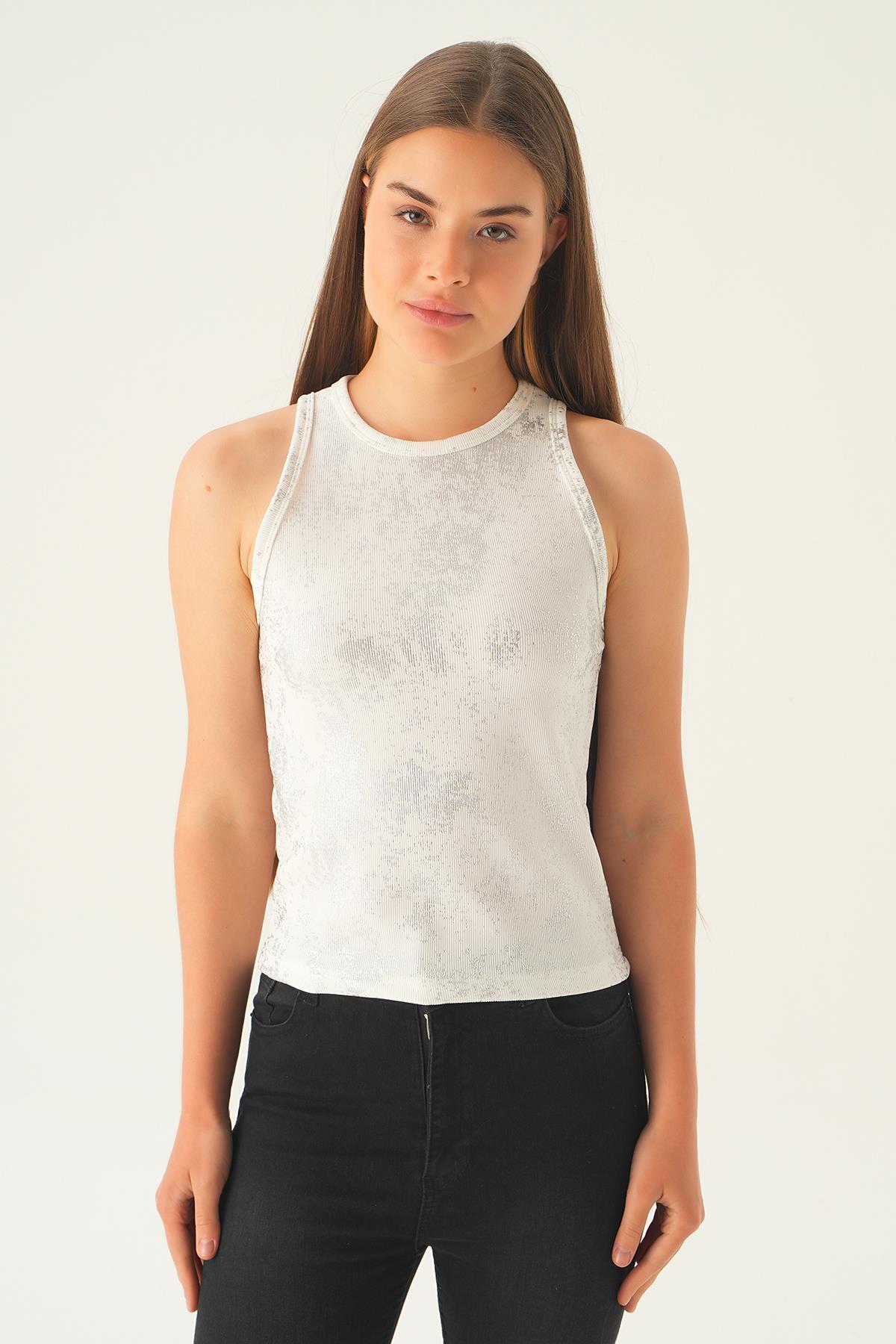 21223 Desenli Sıfır Kol Bluz Beyaz - 2