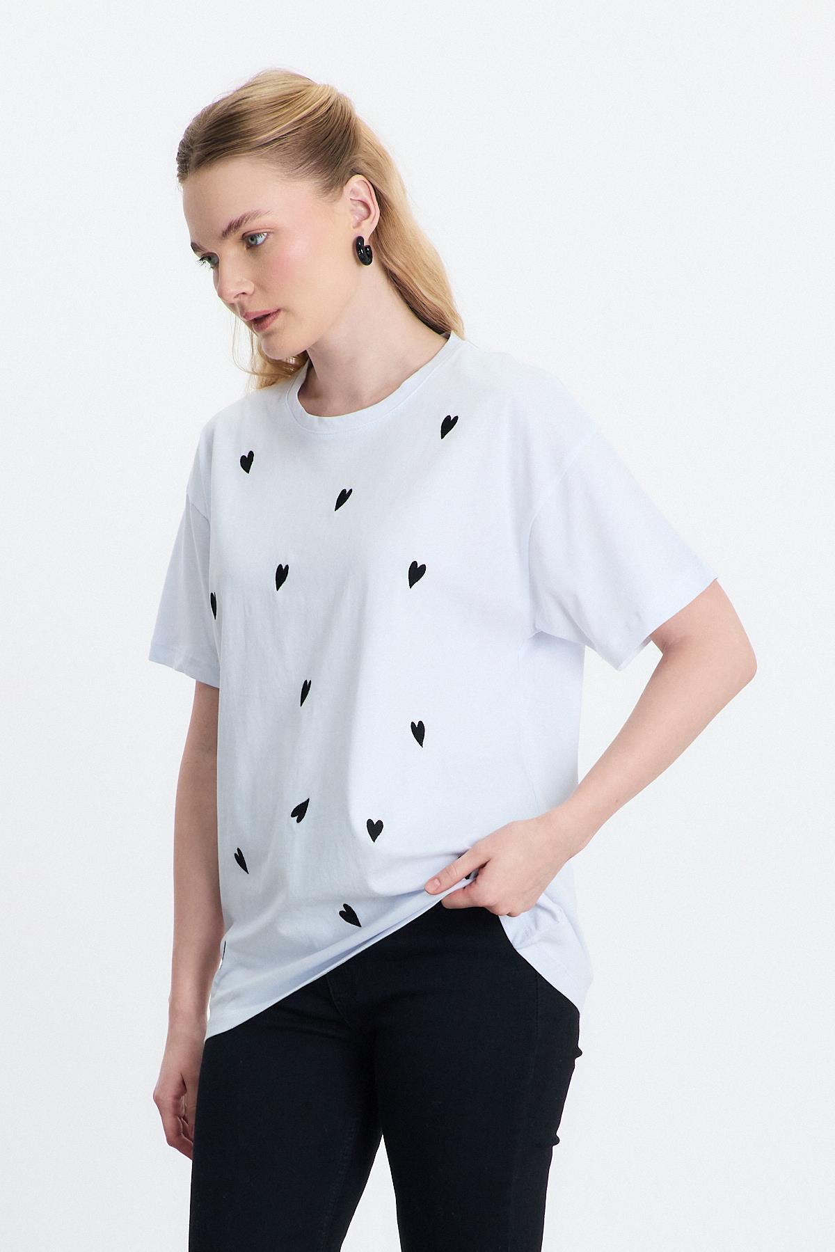 2150-11 Kalp Nakışlı Bisiklet Yaka Tişört Beyaz - RAYS