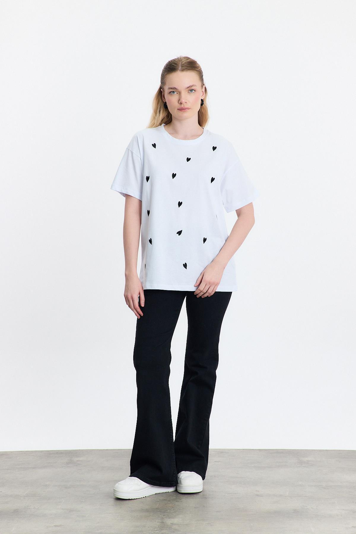 2150-11 Kalp Nakışlı Bisiklet Yaka Tişört Beyaz - 2