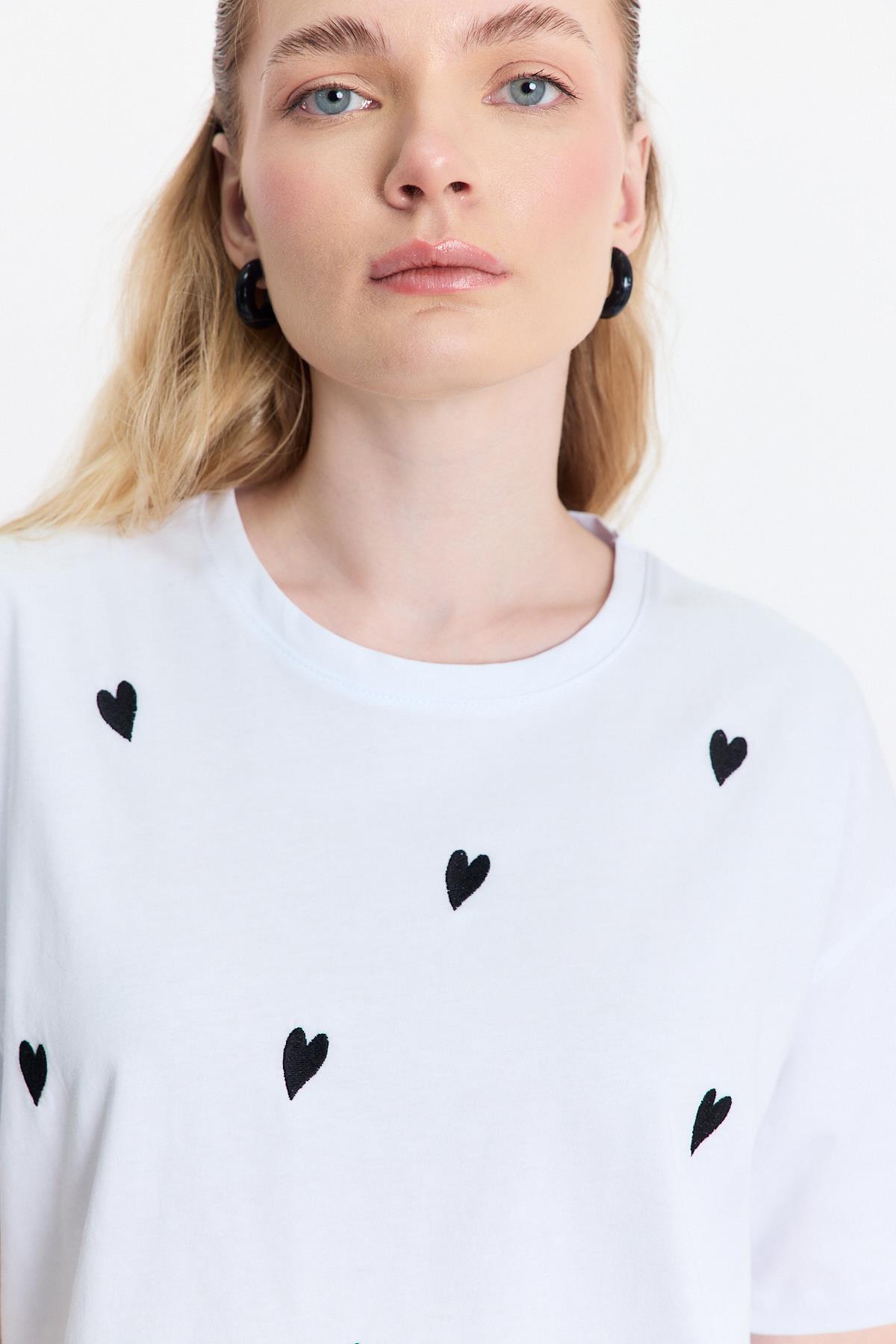 2150-11 Kalp Nakışlı Bisiklet Yaka Tişört Beyaz - 4